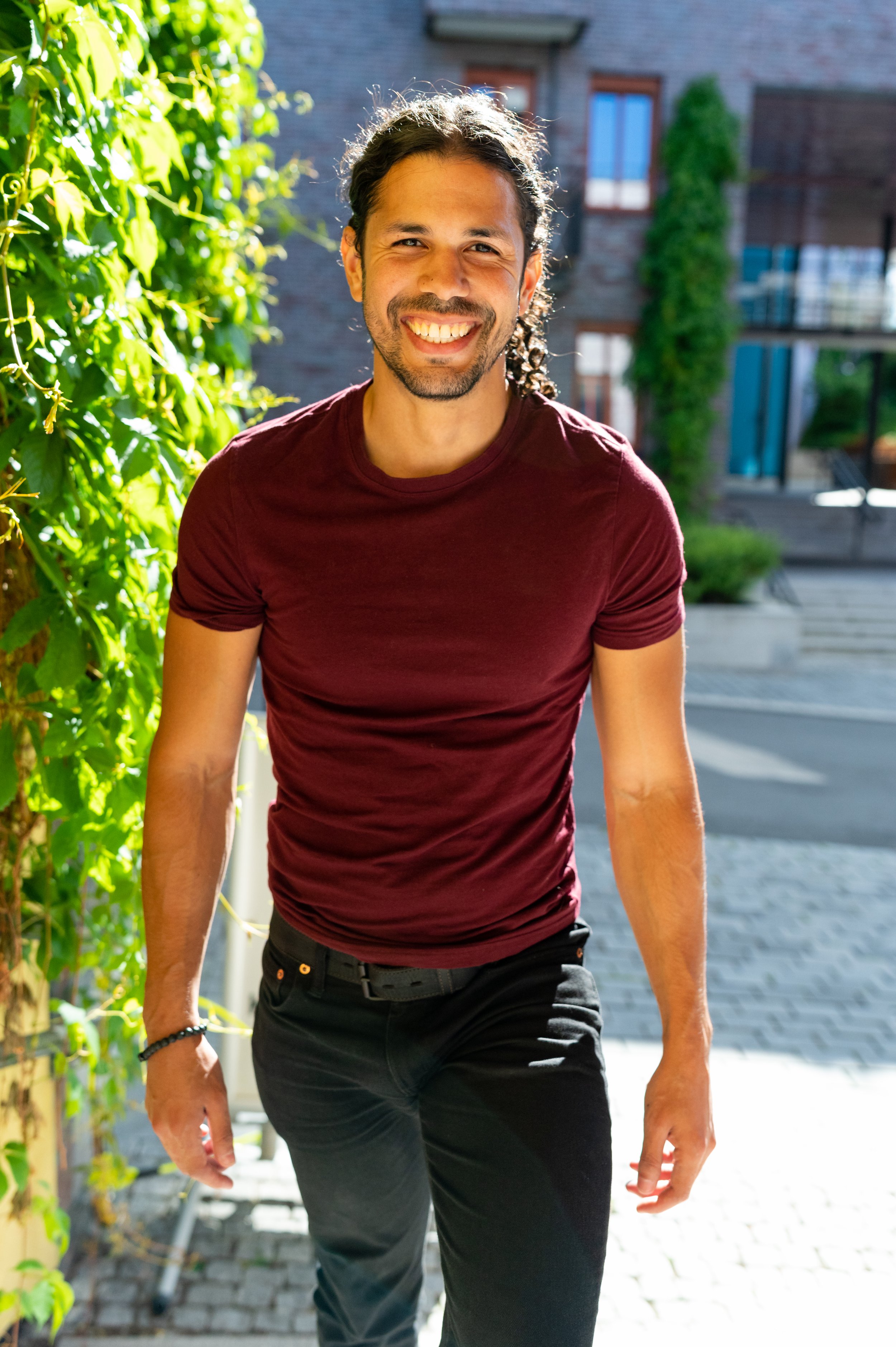 man in burgundy t shirt tinder picture