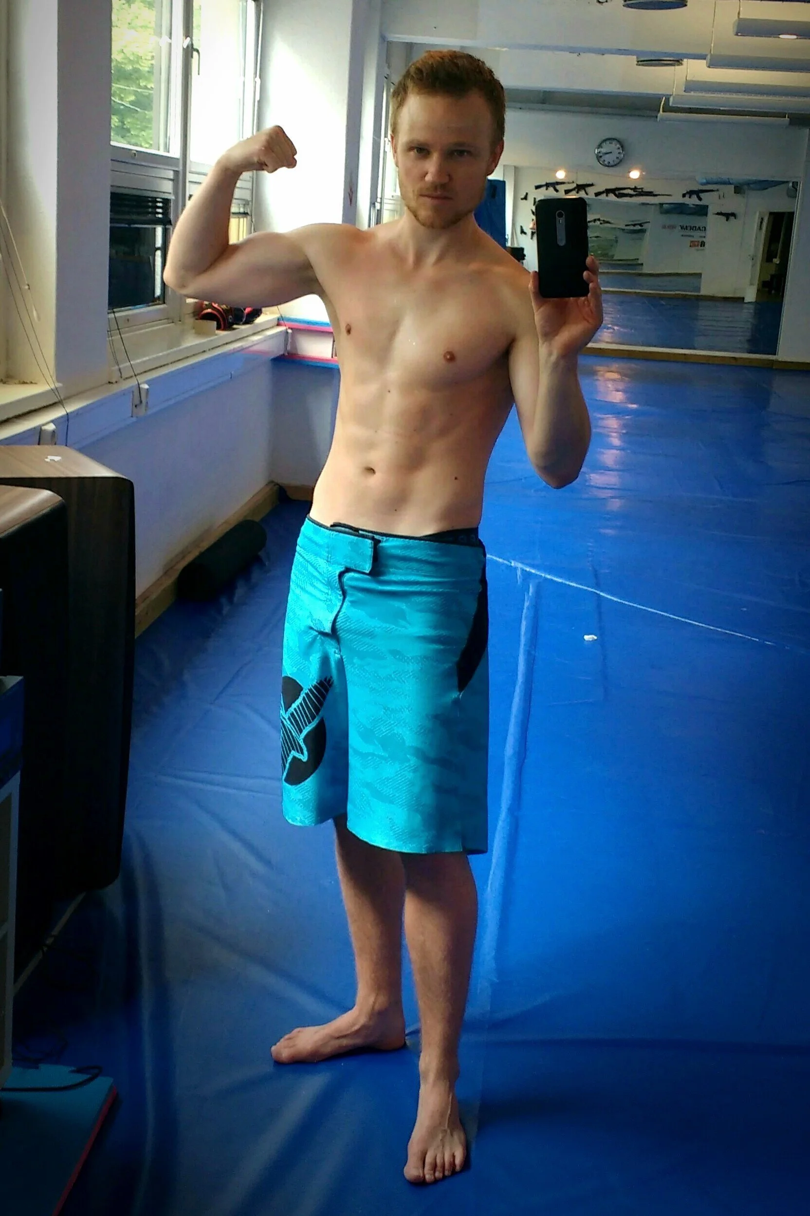 mann som flekser i speilet