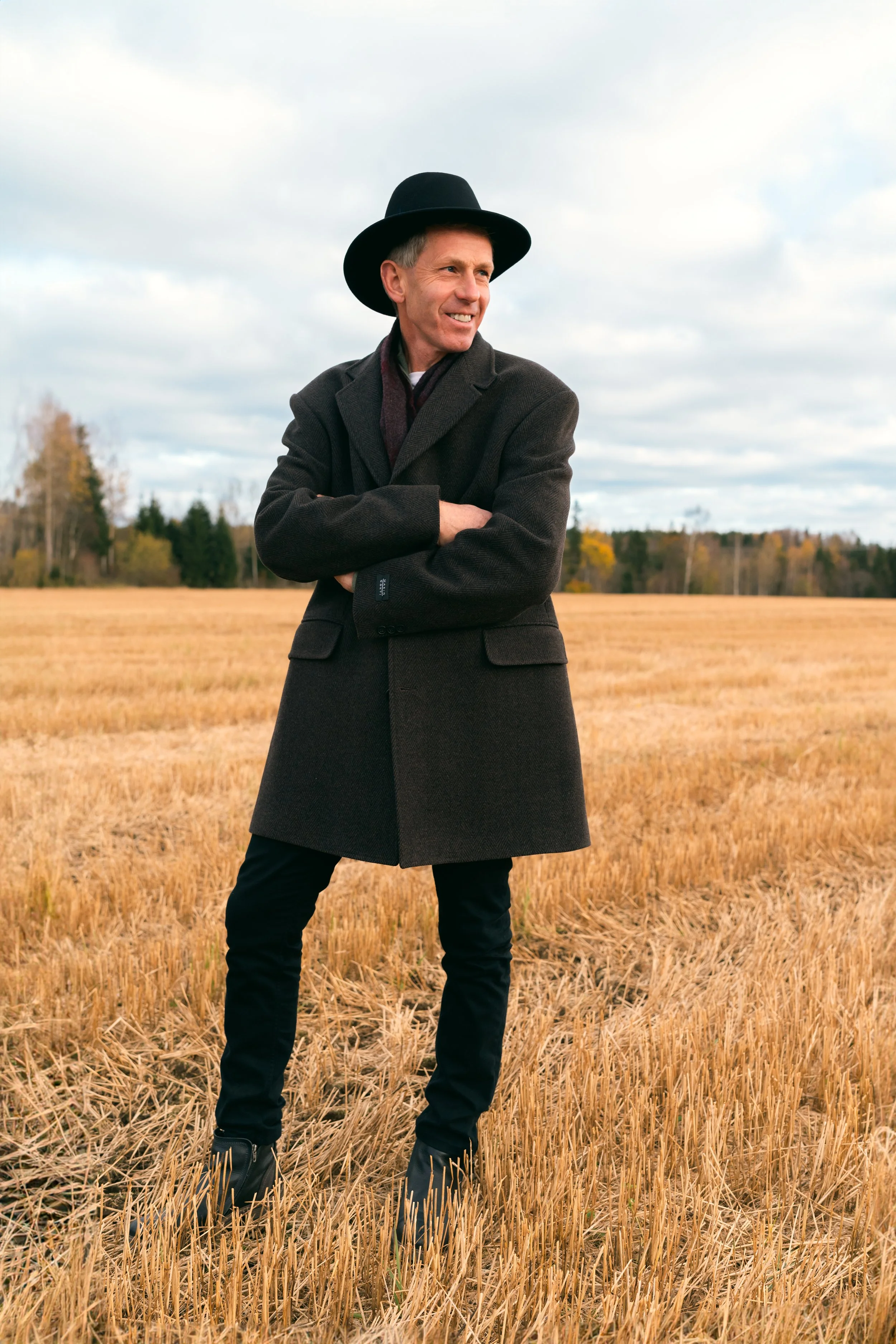 bilde av en godt kledd herre på en åker