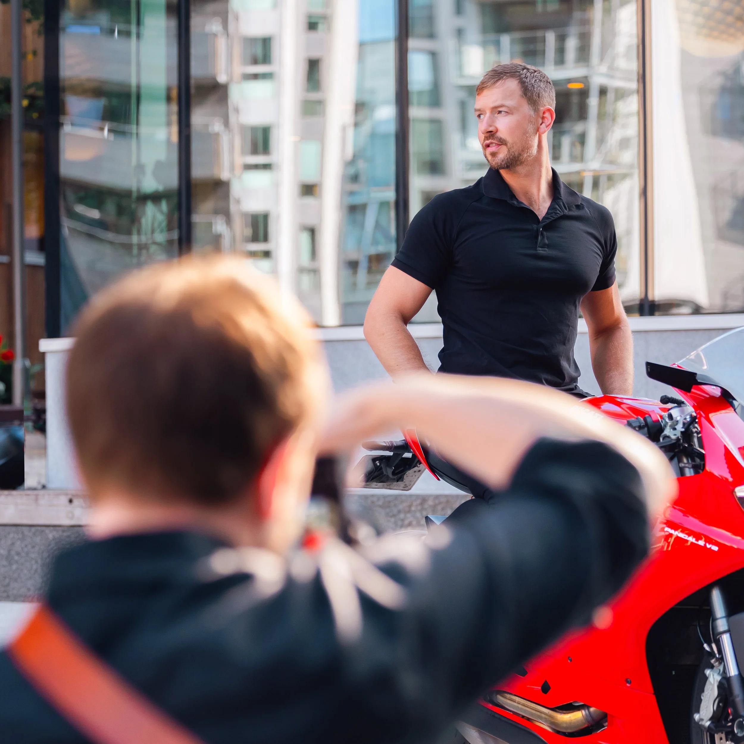 fotograf Chris tar bilde av mann på dukati