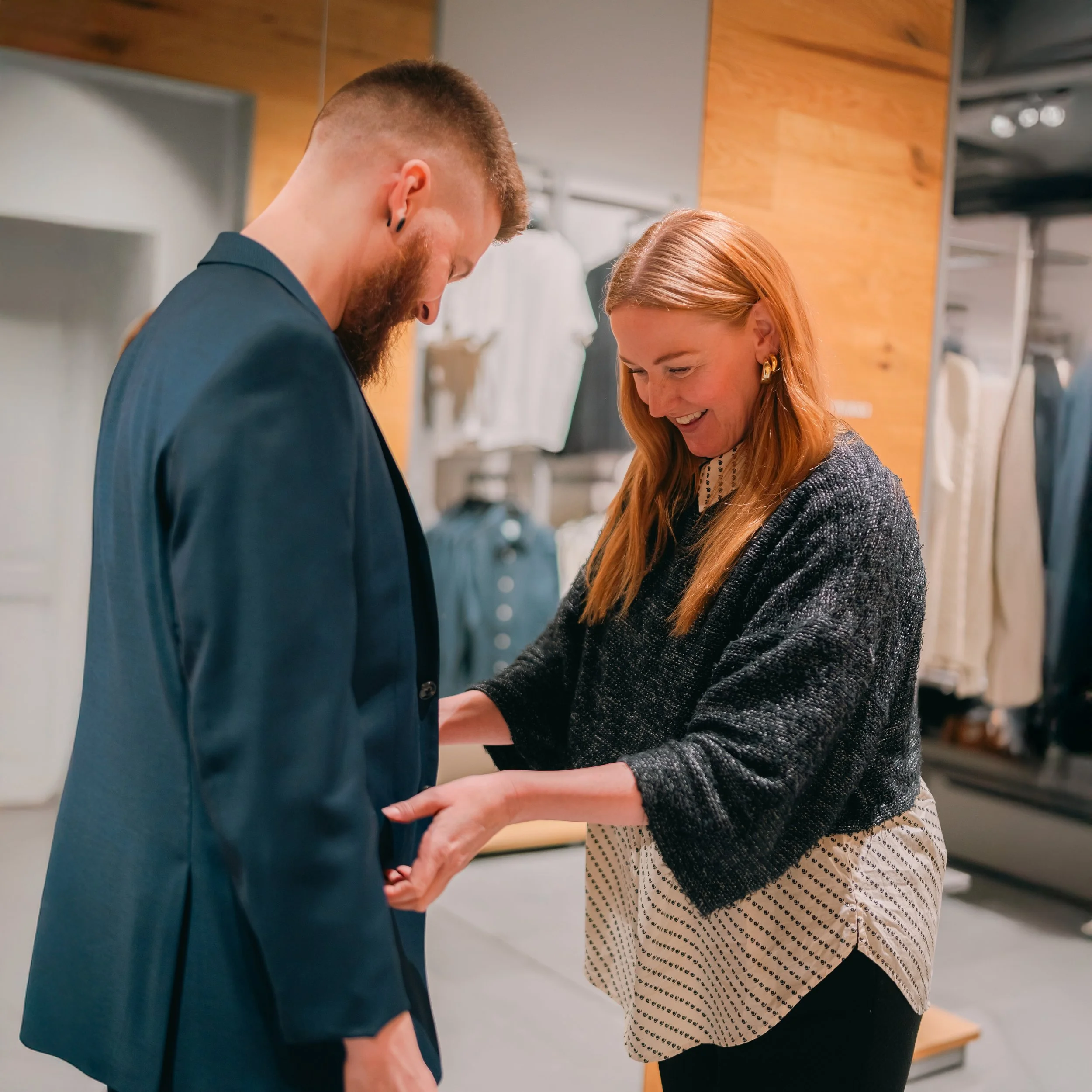 Personal Shopper Tonje with customer trying on a suit jacket