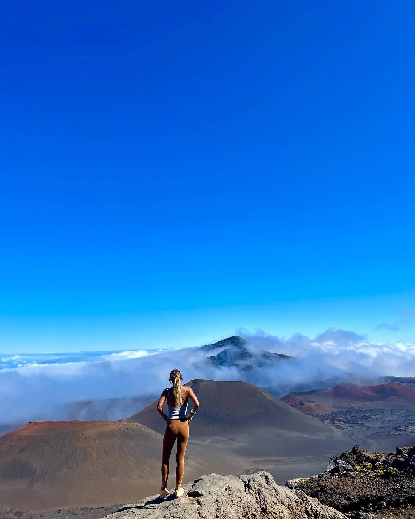 Haleakalā : &laquo;&nbsp;House of Sun&nbsp;&raquo; 🌋 Legend says , The Demigod Maui journeyed to the crater where the Sun was asleep and , using his lasso , caught the sun and made him promise to move more slowly through the Sky, thus creating the l