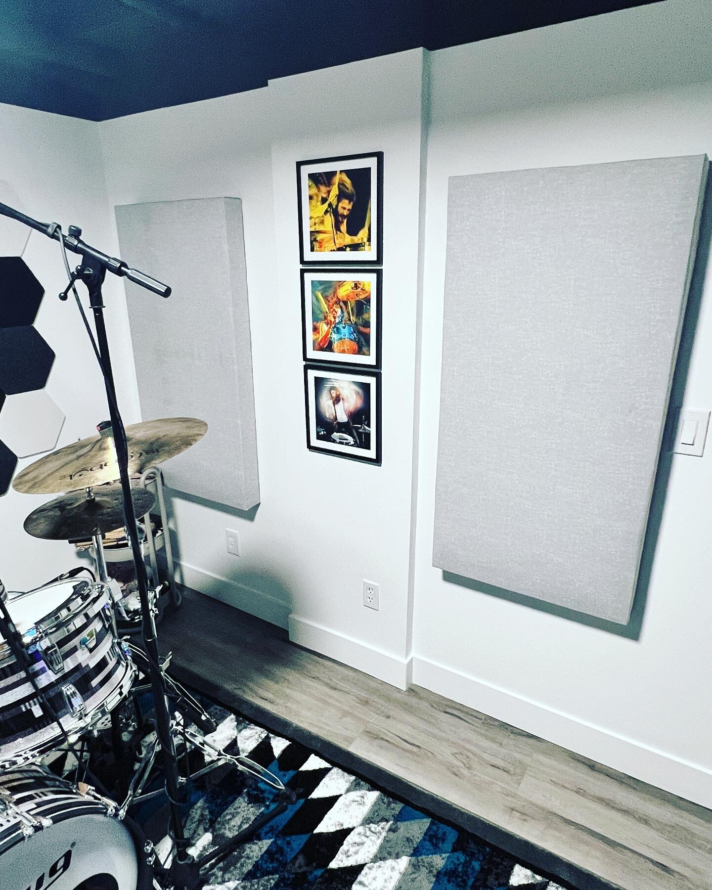 I built then hung some acoustic panels over the weekend. Topped it off with some pics of inspiration. 🥁 

#homerecordingstudio #musican #drummer #ludwigdrums 

RecordDrums.com