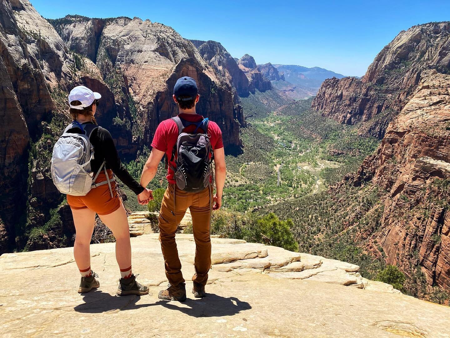 Feeling on top of the world ⛰👫🏼
&bull;
📸: @pitusim