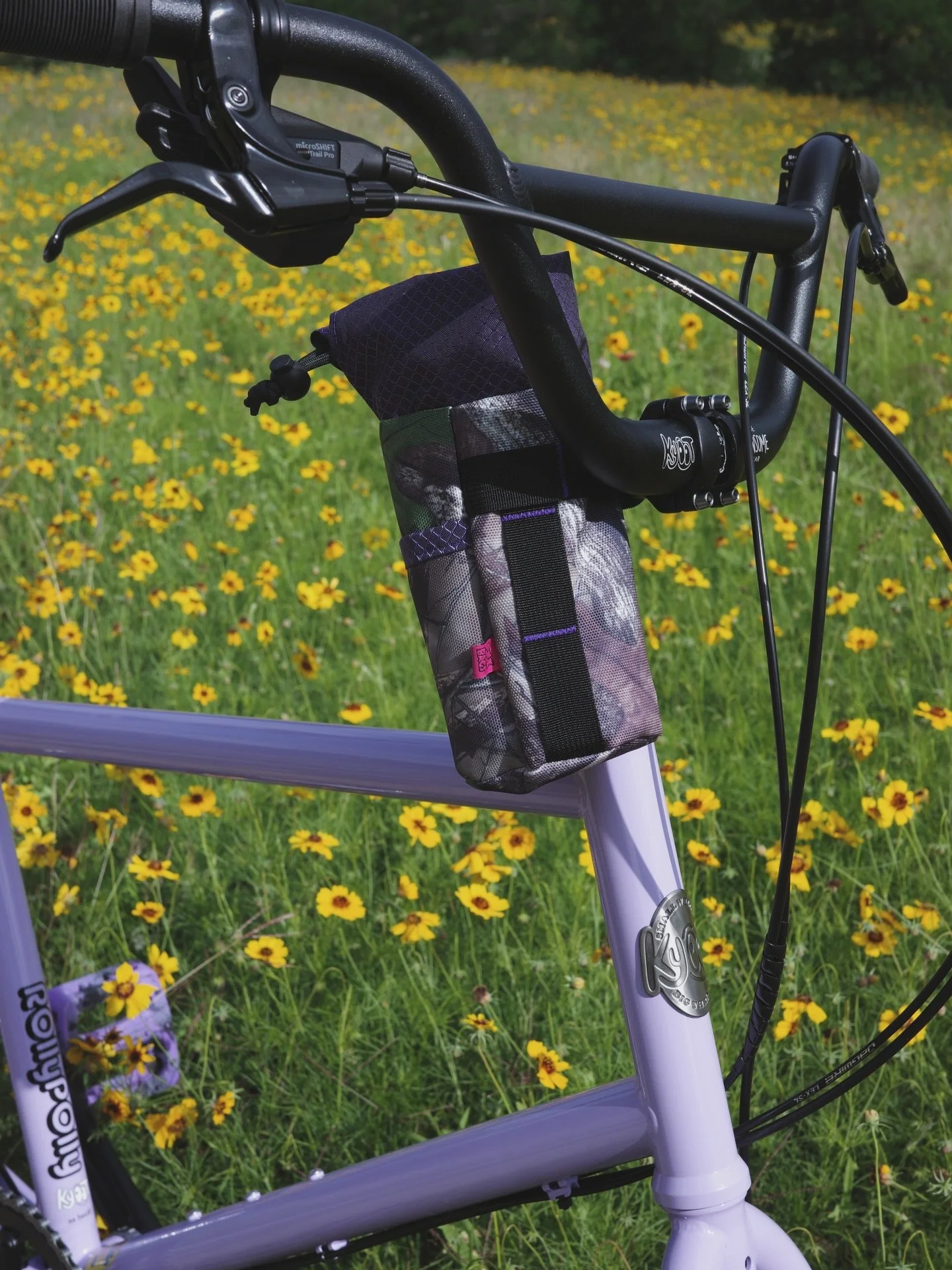 @pnx.bags made these custom camo stem caddies for us 💜

Camo? Yes, please. Whether you want a cool earthy feel, or to add a touch of rugged queerness to you ride, I got you.

The Party Pouch perfectly fits a 22oz water bottle but can also hold snack