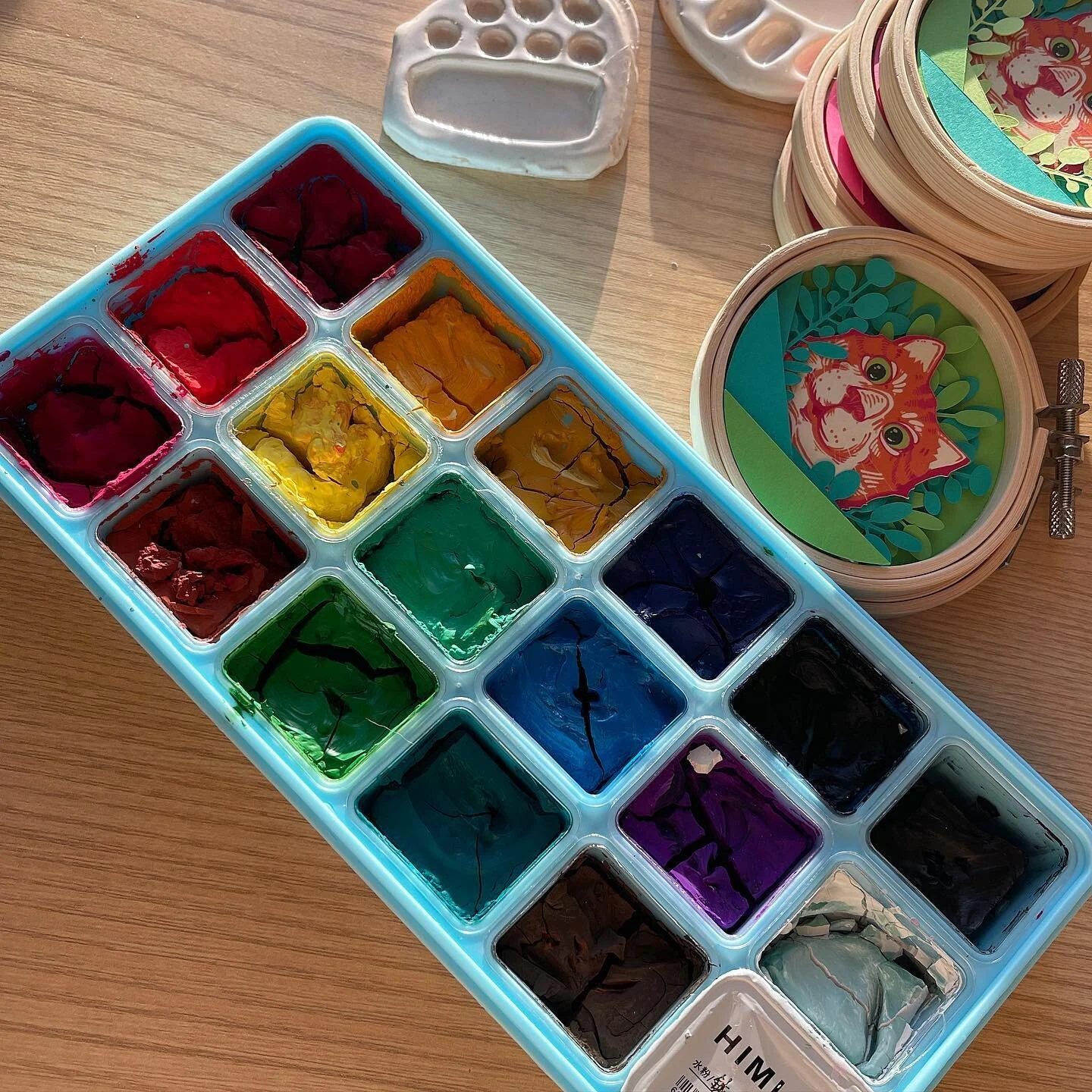 Should I revive these paints?? Himi Gouache I&rsquo;ve found to be a fun alternative to the profesional gouache sets that may run to a pretty penny. They dry really chalky at first but I&rsquo;m still playing around with the paint to water ratio.
.
.