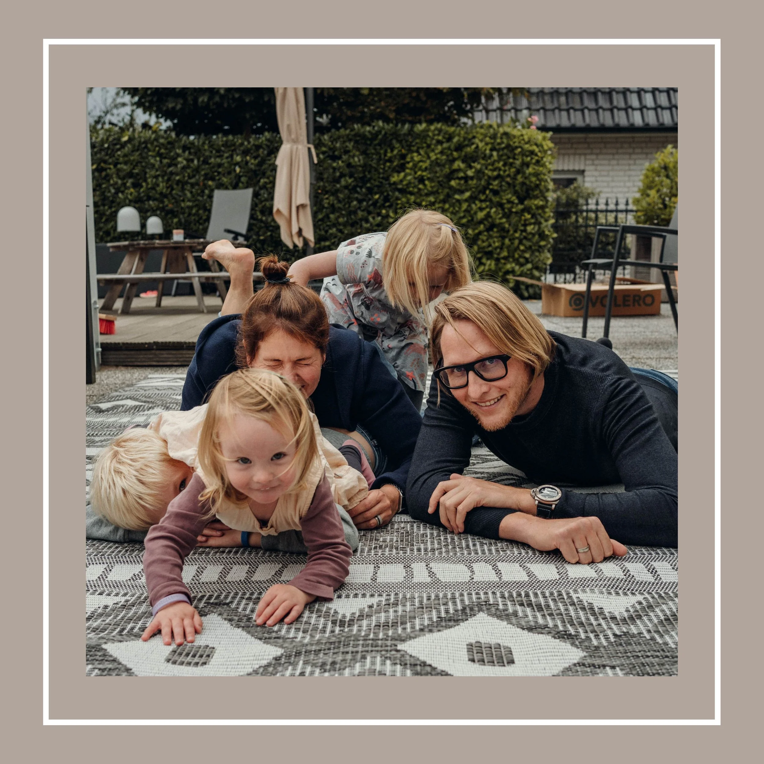 “Können wir auch ein Familienbild von uns machen, bei dem wir alle in die Kamera gucken?”