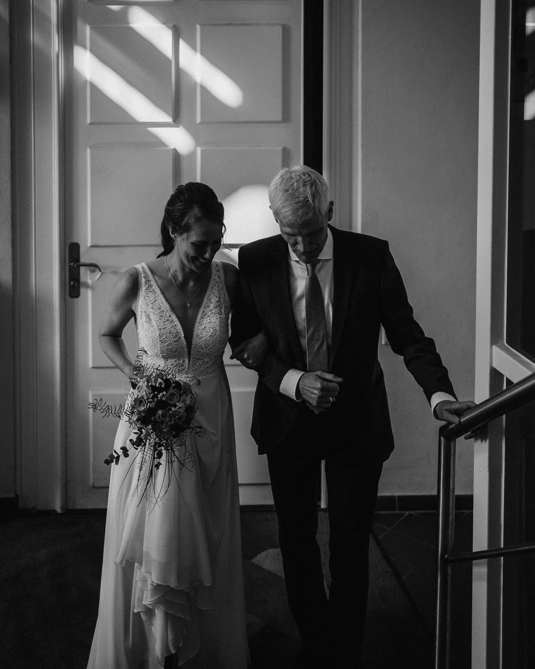 Pre-aisle vibes: her, her dad, a little nervous joy &ndash;
and the kind of light you don&rsquo;t plan, but feel.