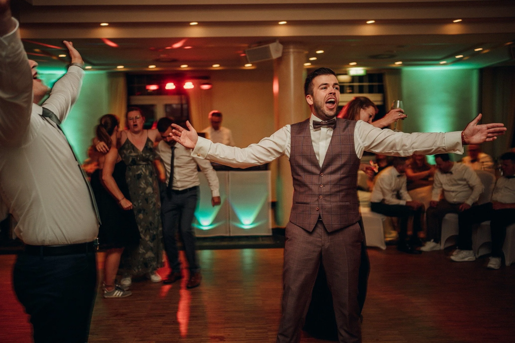 don&acute;t be simply at the party - be the party! Und auf eurer eigenen Hochzeit nochmal mehr. Feiert so ausgelassen wie ihr m&ouml;gt und vor allem: Lasst euch feiern!