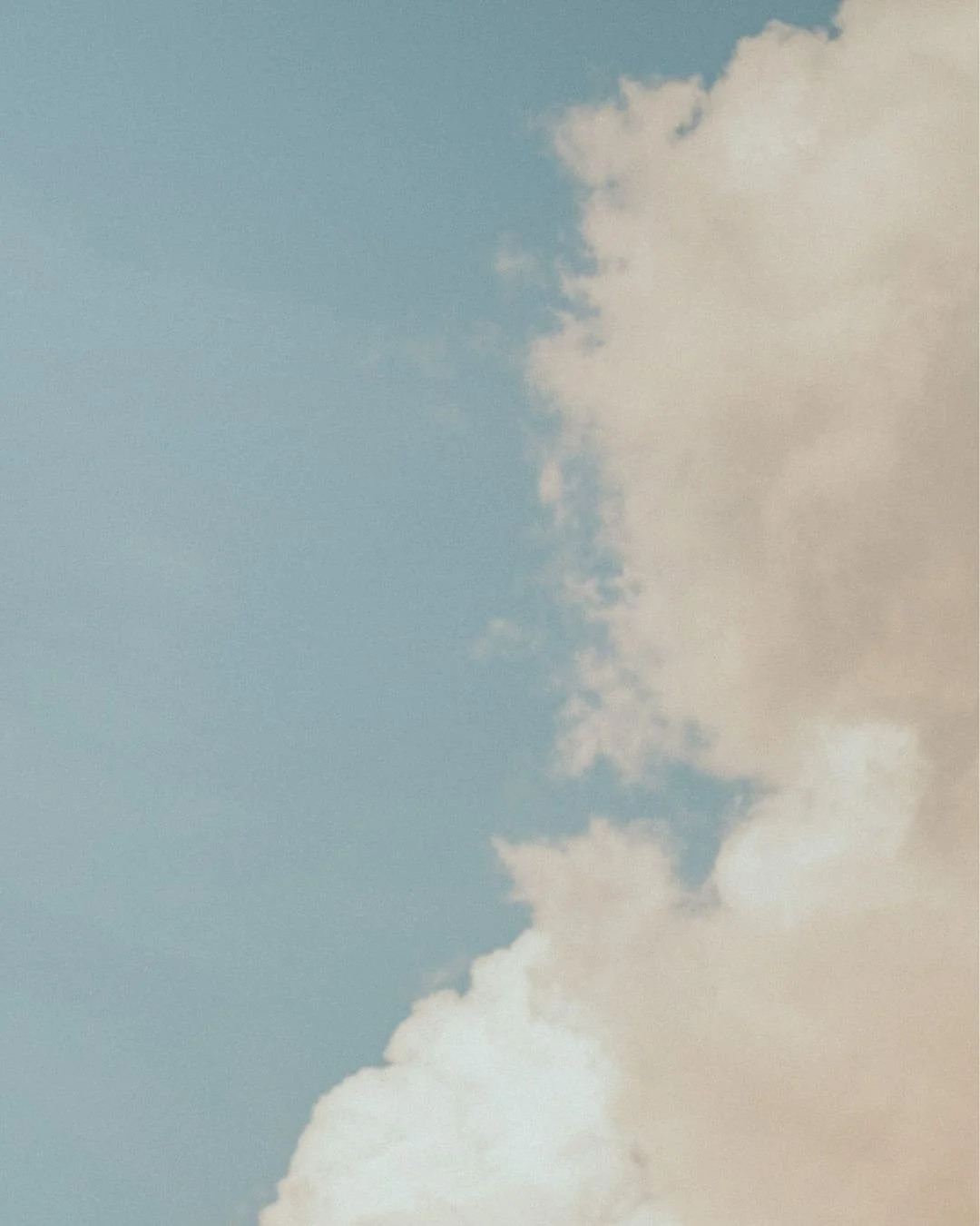 Because your wedding day shouldn&rsquo;t feel like rushing from one thing to the next.
I&rsquo;m there to hold space for pauses, for breathing,
for all the in-between moments that make your day yours. Promise! 🤍