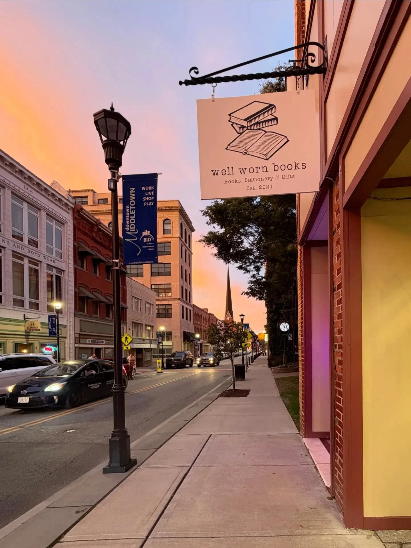 Just enjoying this beautiful night in Downtown Middletown 🥰🌙📚
