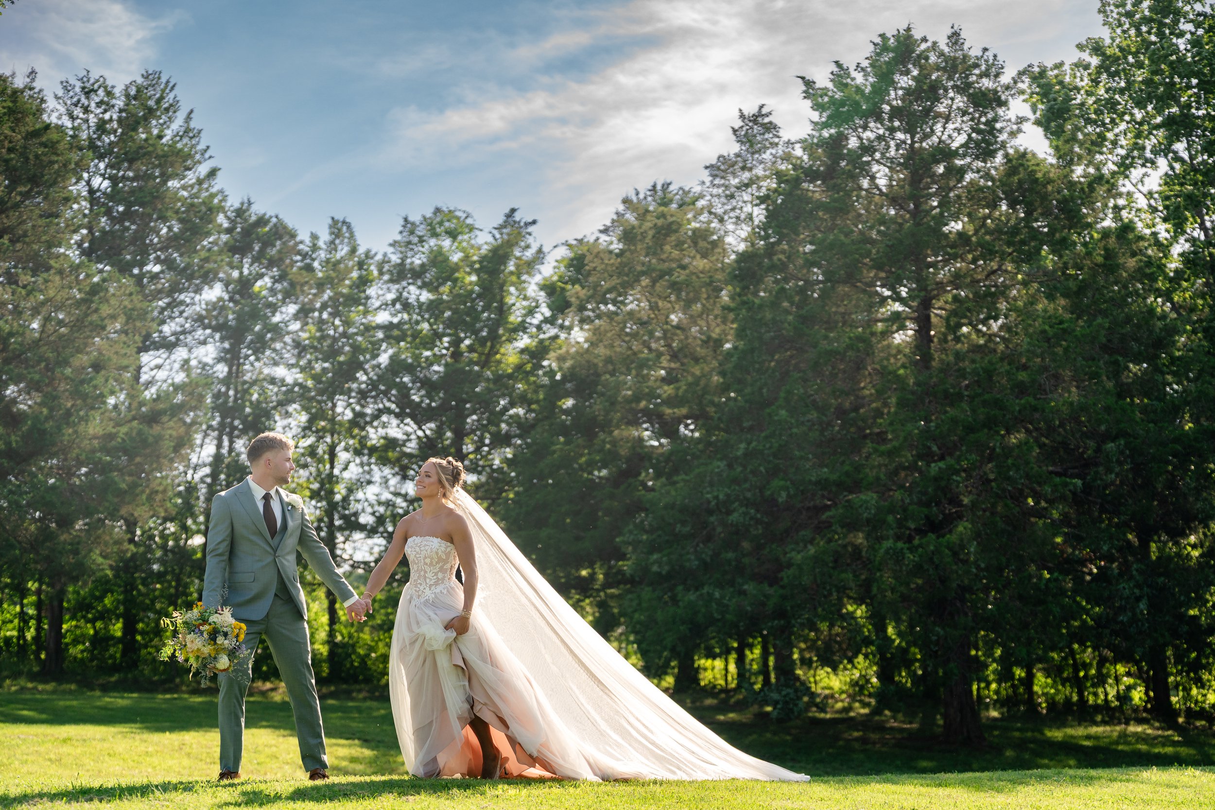 Outdoor wedding photos in Ozark hills of Branson