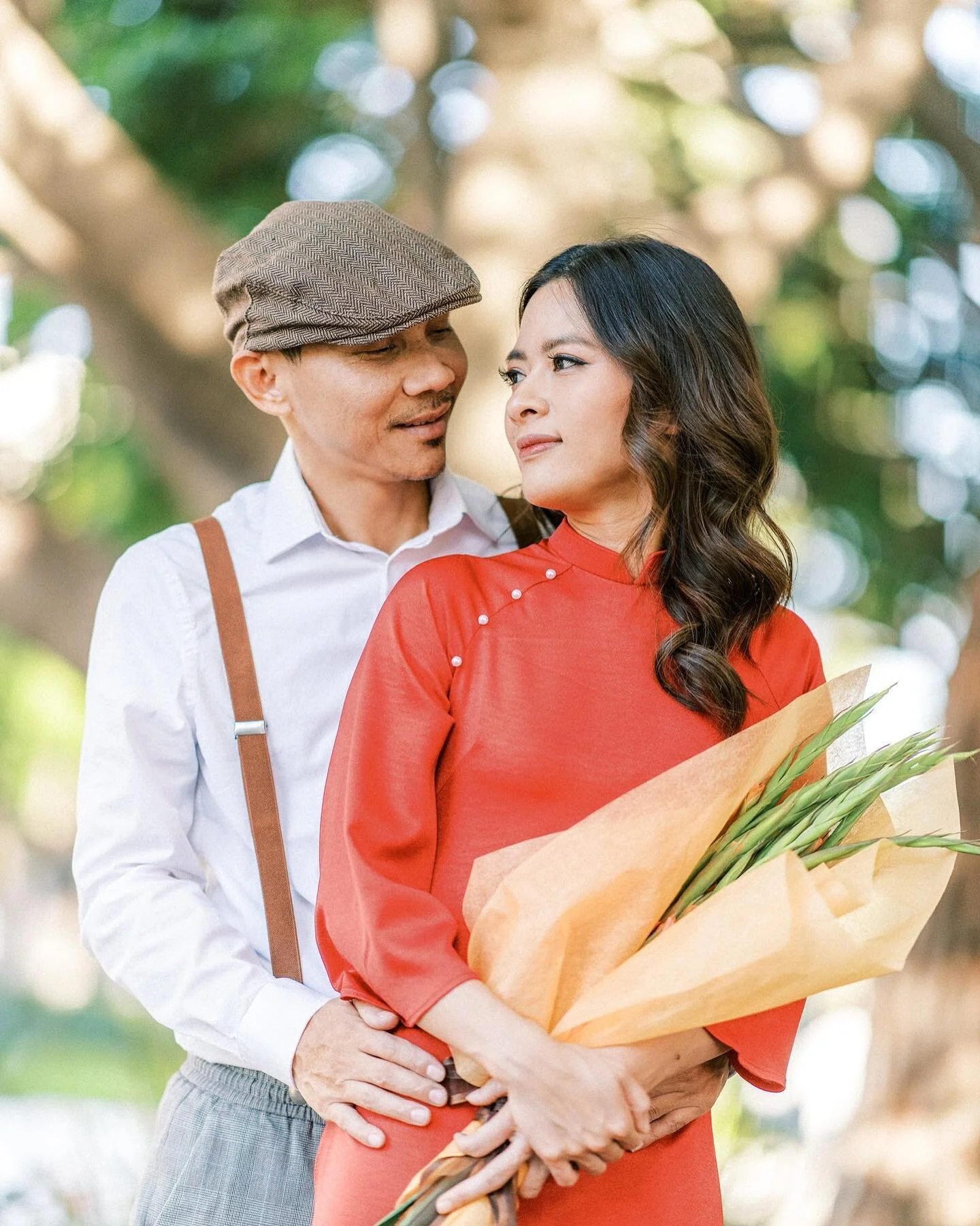 Retro look is fun 

It is with great honor that I had the opportunity to capture the essence of this couple&rsquo;s love in a retro-inspired photoshoot. They chose to embrace the classic 80s Vietnamese fashion, a style that exudes elegance and charm.
