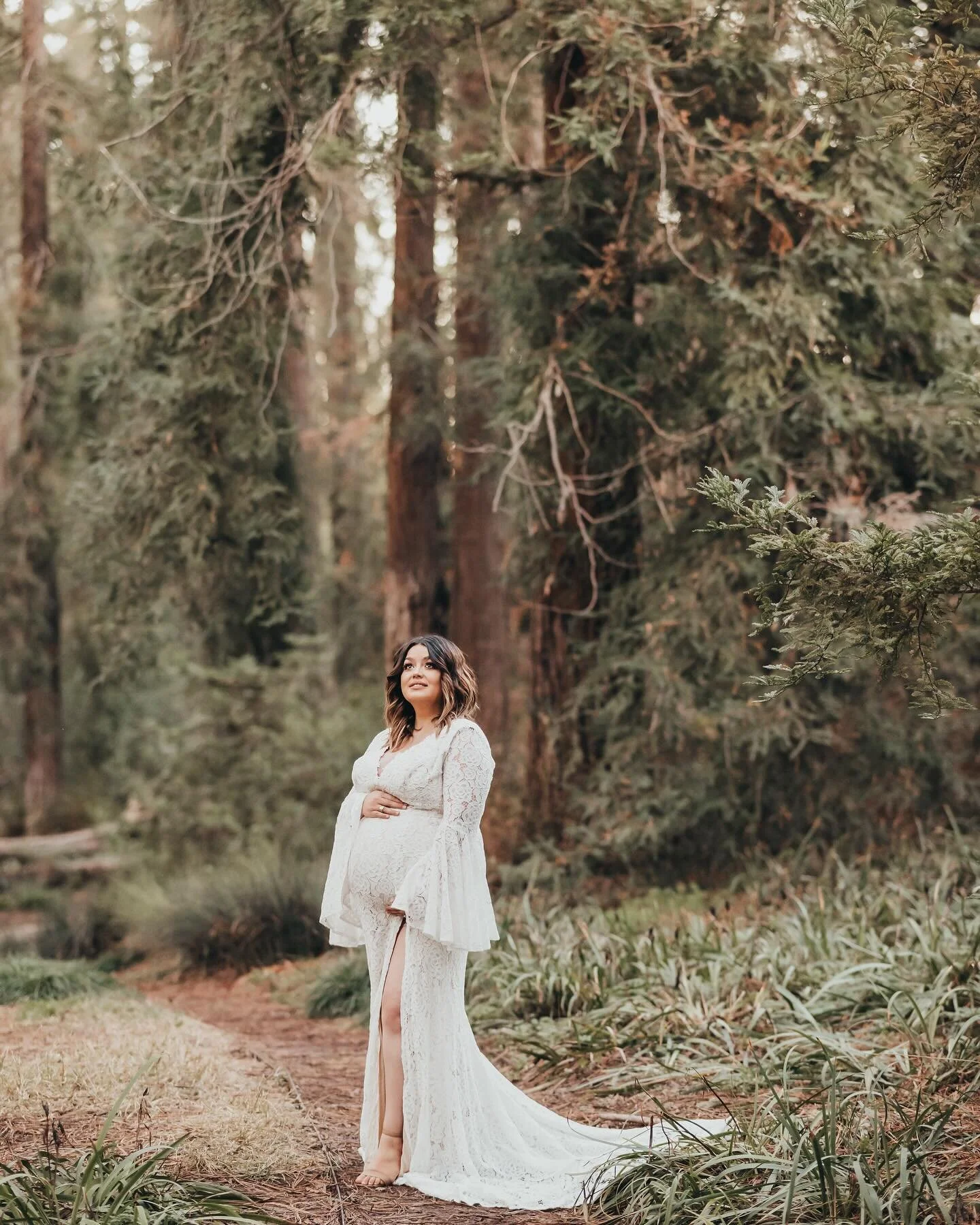 As the sun dipped below the horizon, casting a warm, golden glow, something truly extraordinary unfolded. The radiant mama-to-be stepped into a scene straight out of a fairytale. The arboretum, with its winding paths, lush foliage, and whimsical bloo