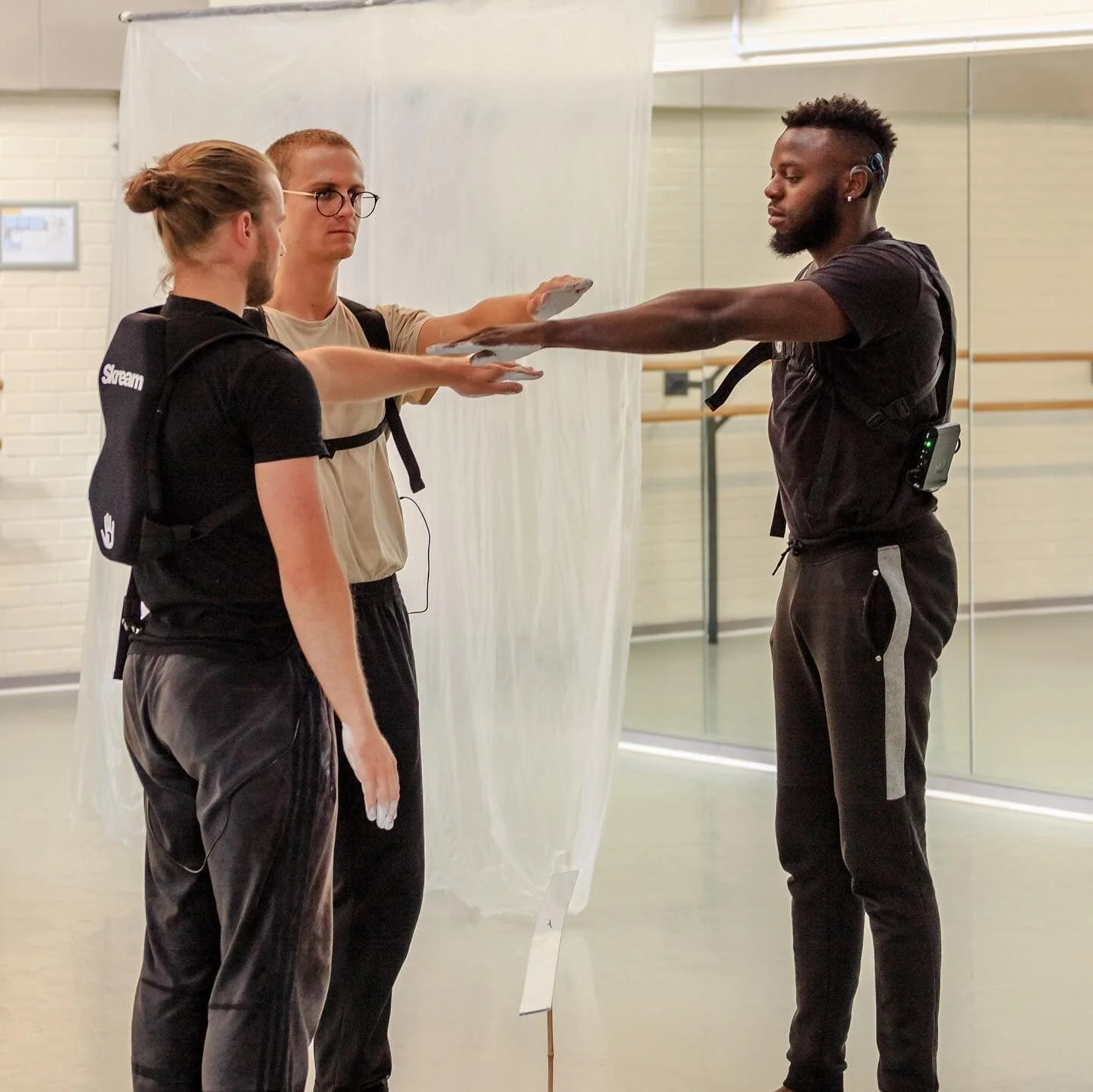 Surface Area Dance Theatre: Behind the Face of a Rock, Throwing Stones R&D | Mover
(Photo credit by Paul Miller)