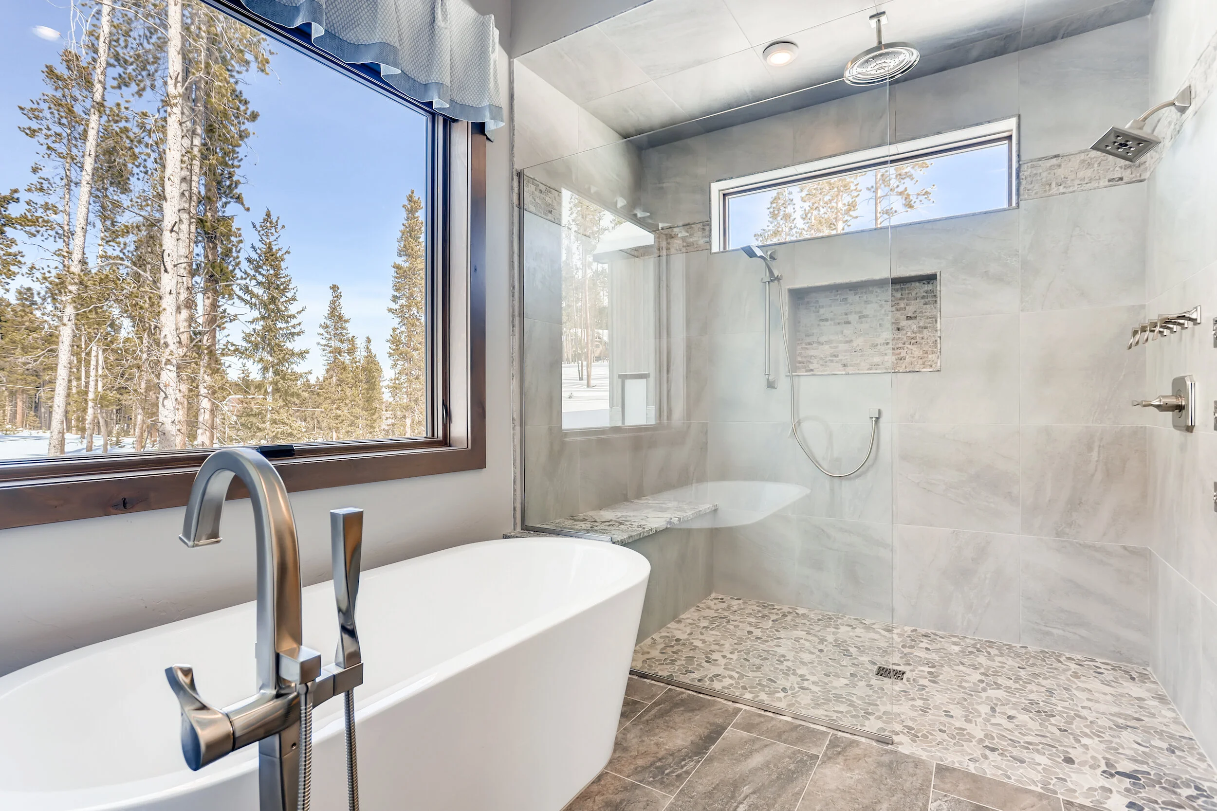 Mountain-Modern_Primary-Suite-Bath_1.jpg