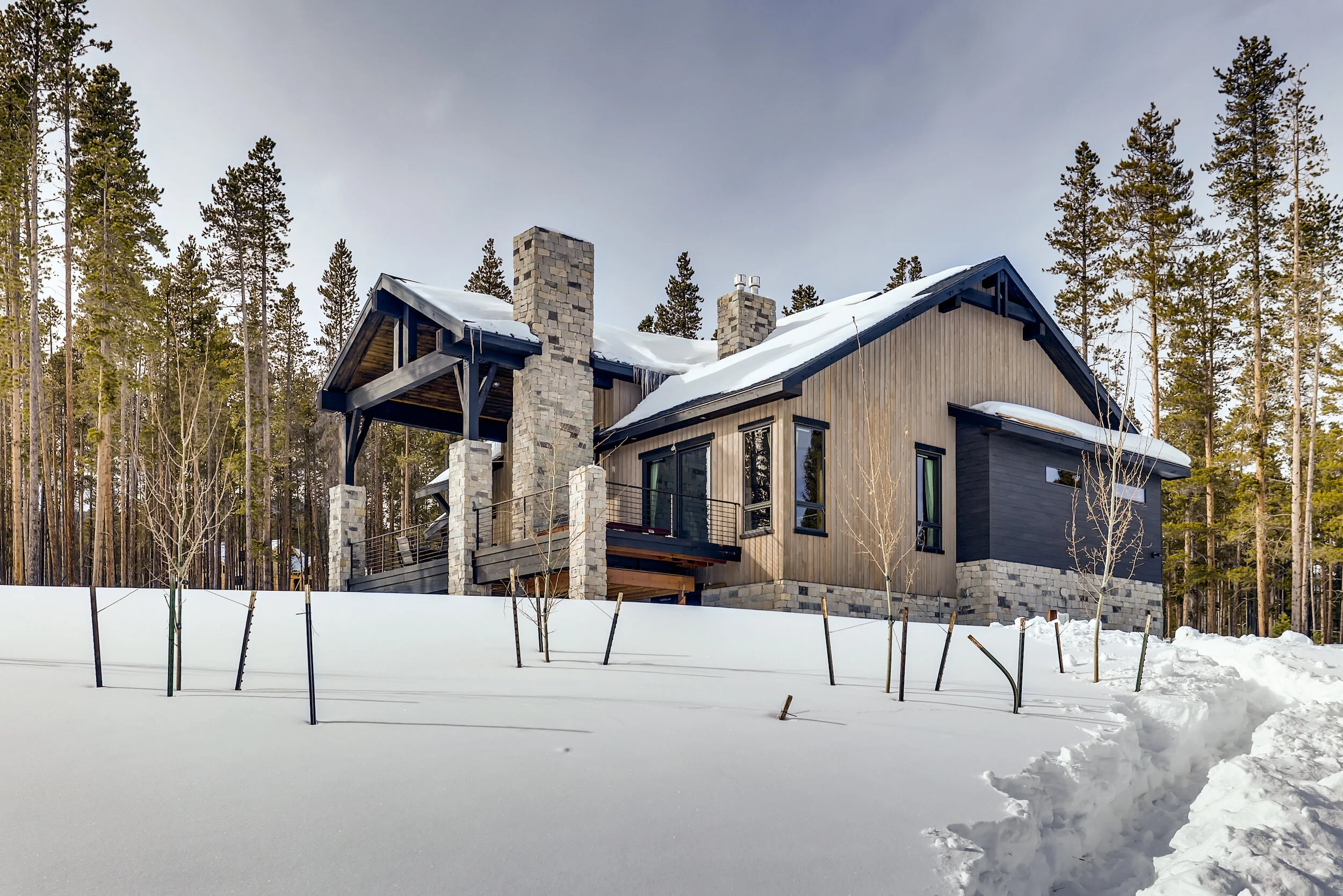 Mountain-Modern-Lodge-Home_Colorado_LGA-Studios_Exterior.jpg