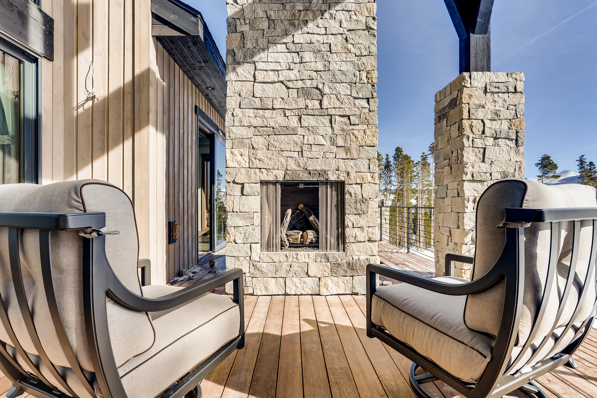 Mountain-Modern_Colorado_LGA-Studios_Outdoor-Fireplace.jpg
