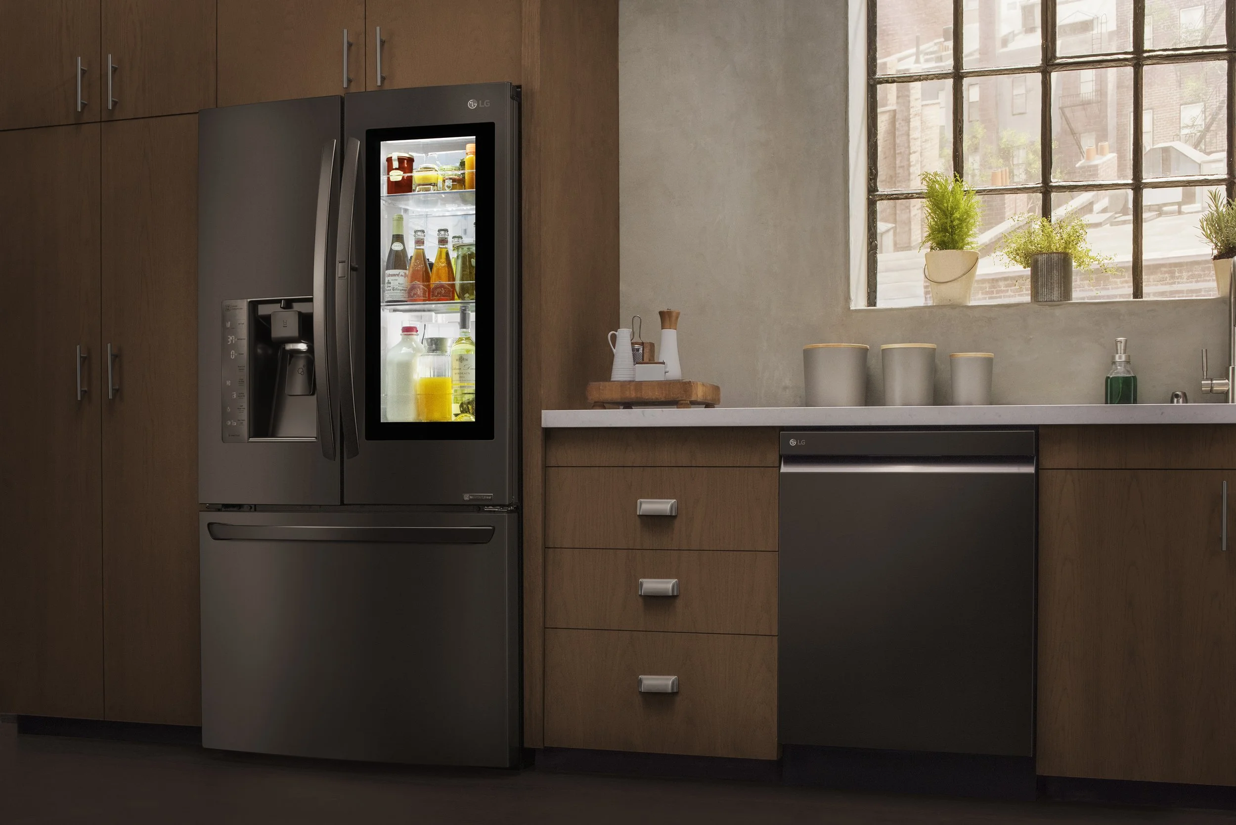 LG_IntsaviewFridge_3QRIntaVwDoorClosed_MidShot_0055_Hero_v7.jpg
