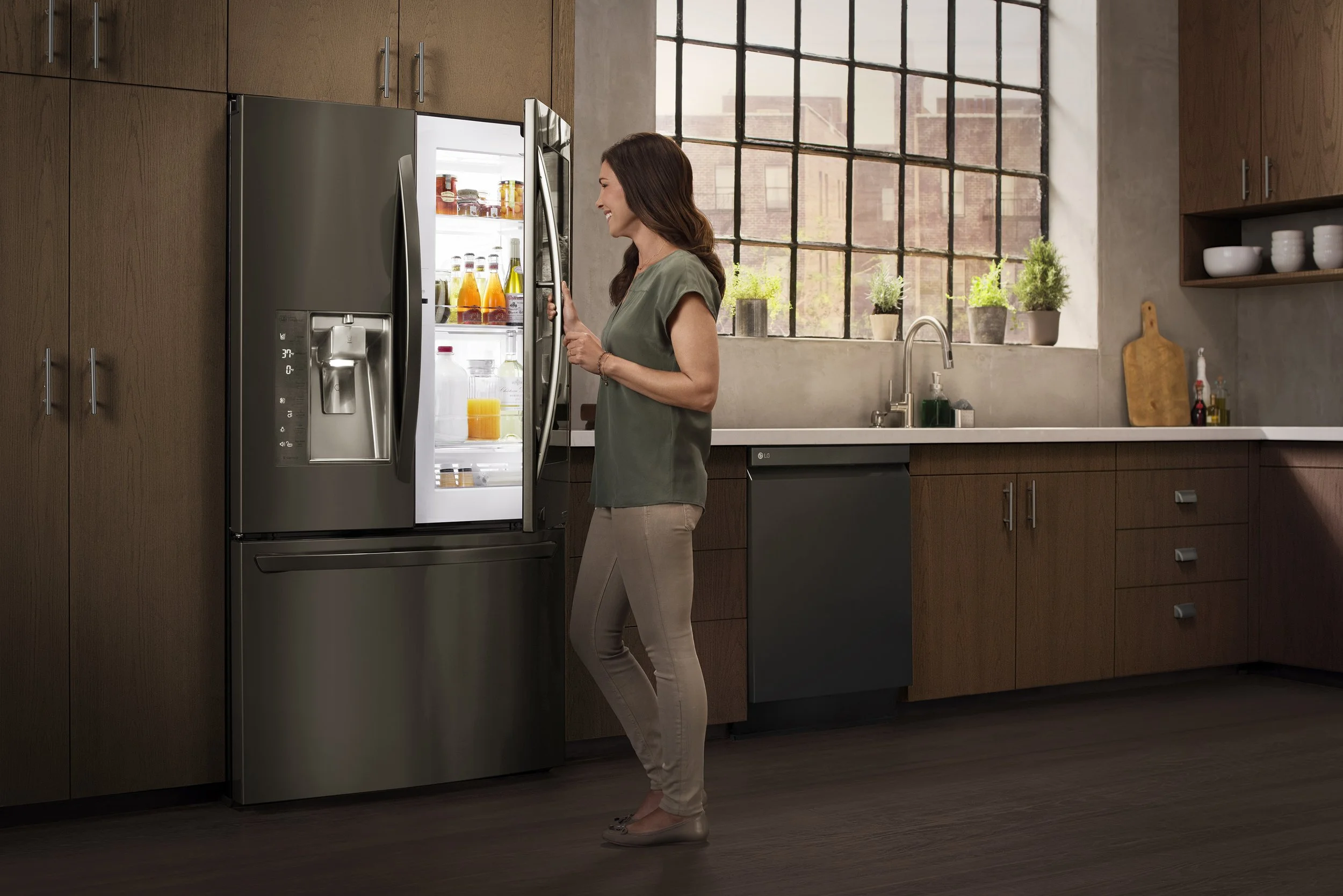 LG_InstaviewFridgeTlnt_OpeningDIDReachingForFood_MedShot_0145_v4.jpg