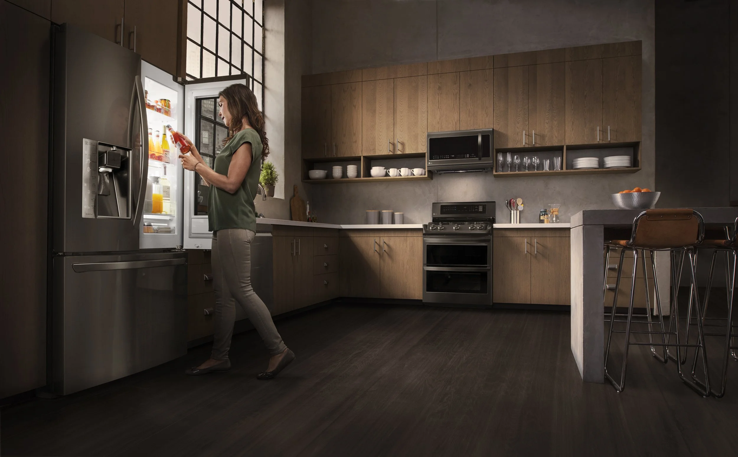 LG_InstaviewFridgeTlnt_OpeningDIDReachingForFood_Dramatic_0106_v4.jpg