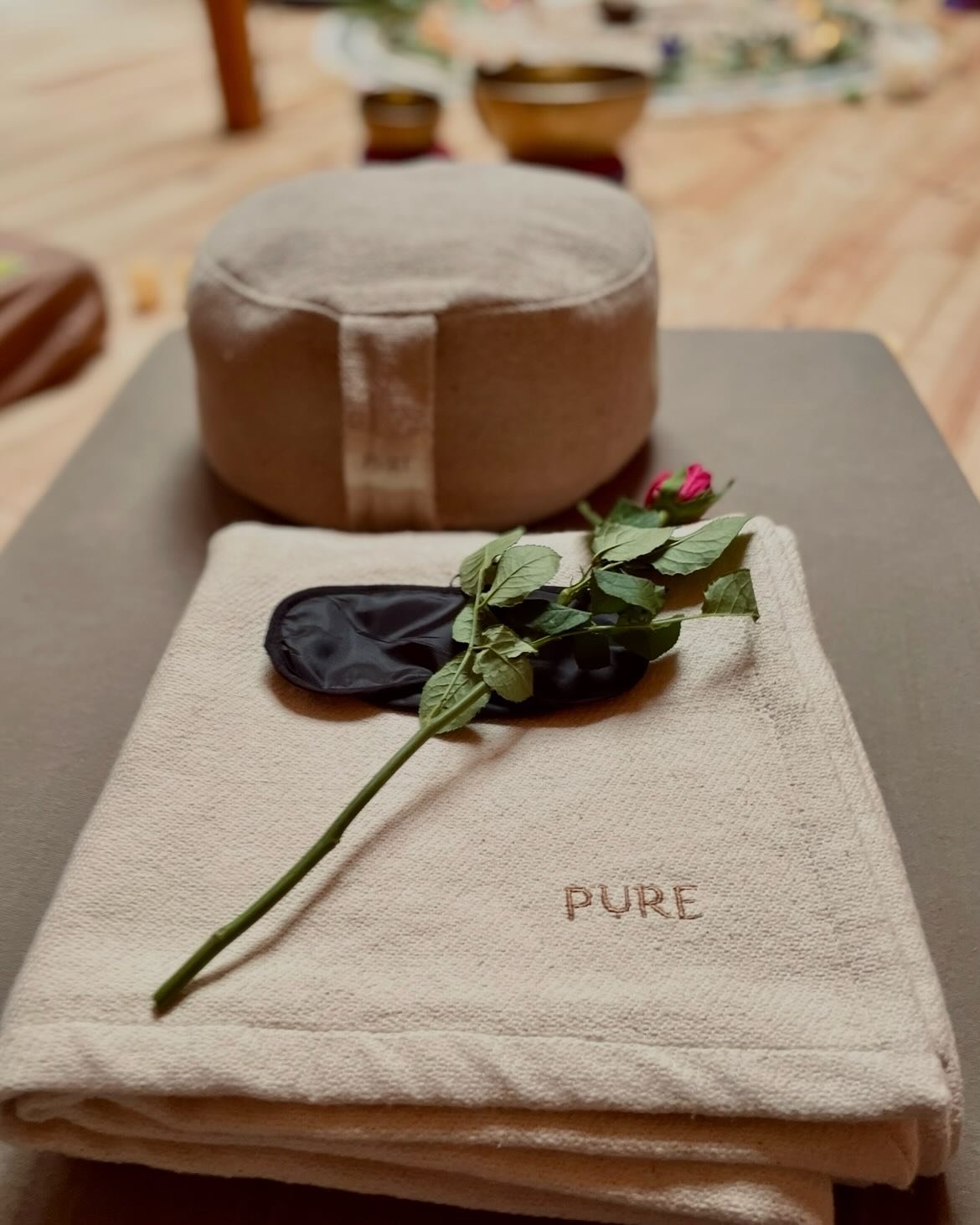 ❥ Retreat recap 
&nbsp;
Vorig weekend ging ik voor het eerst op retreat. Twee dagen en twee nachten verbleef ik samen met een kleine groep vrouwen op landgoed @delankhorsterkamp. Een prachtige plek en oase van rust midden in het bos🌳 
&nbsp;
Vertrag