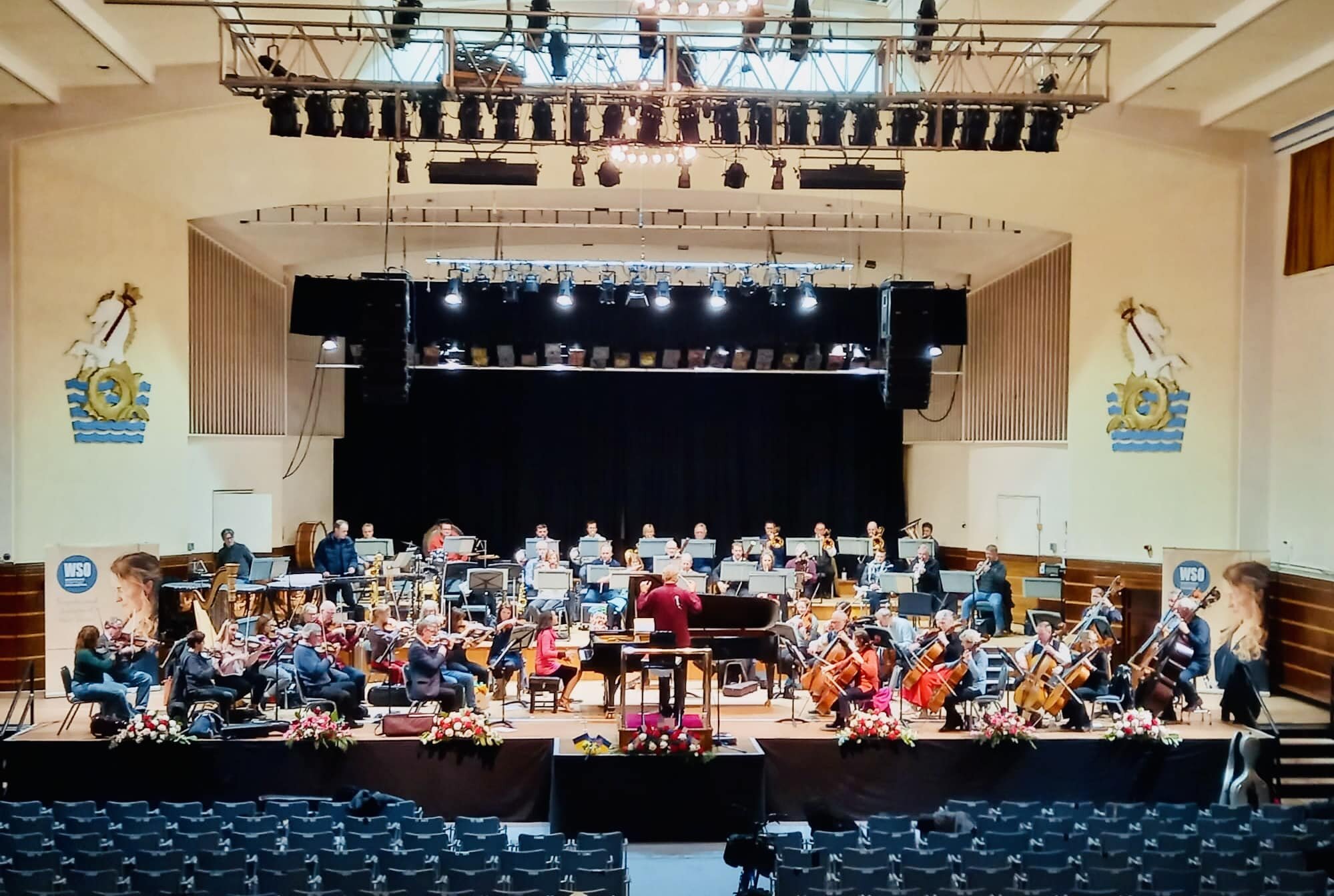 Playing piano concertos with a full symphony orchestra is such a joy!! The fabulous players of Worthing Symphony Orchestra and John Gibbons #gershwin #igotrhythm