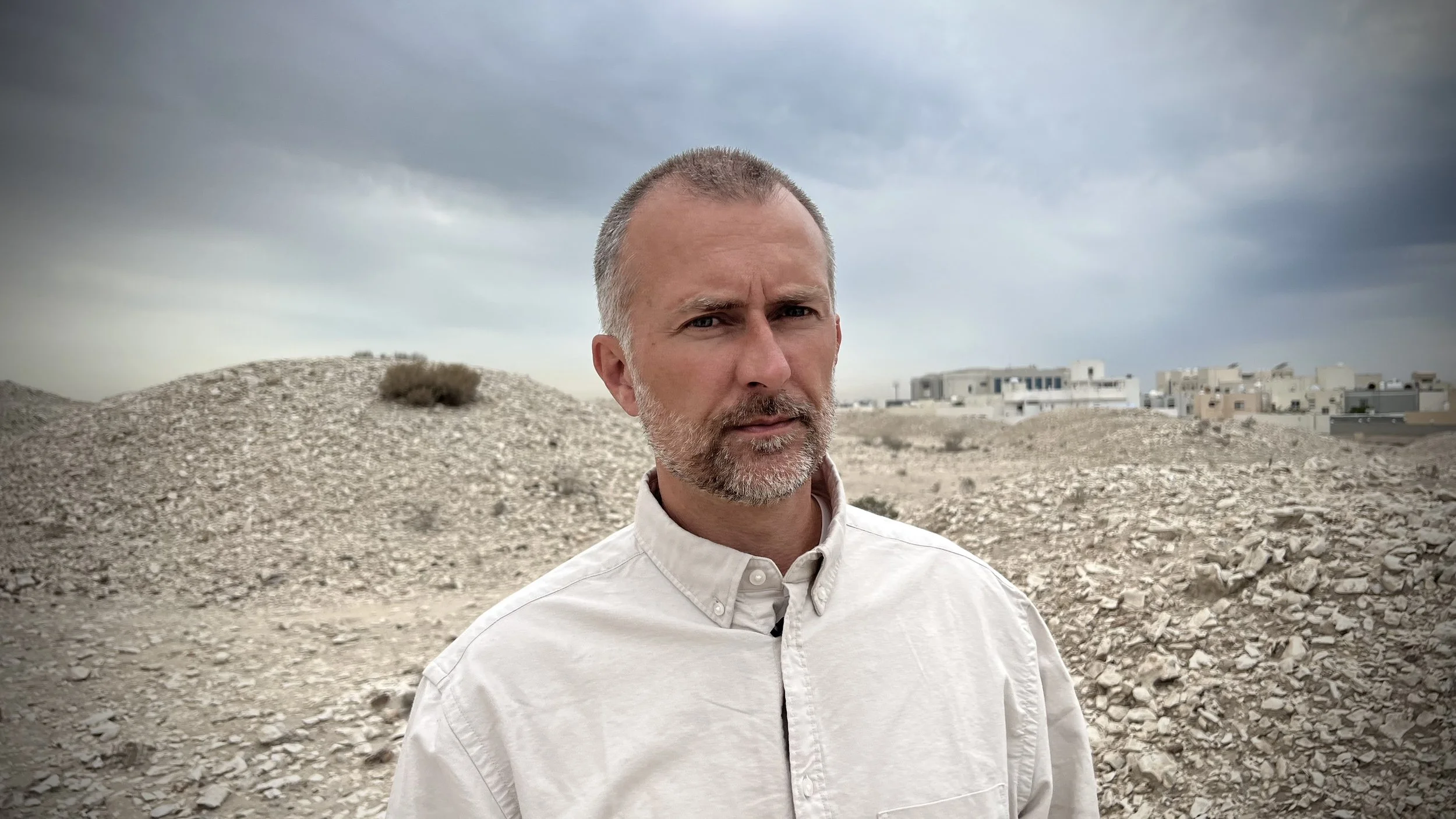 Steffen ved gravhøjene i Aali, Bahrain.jpeg