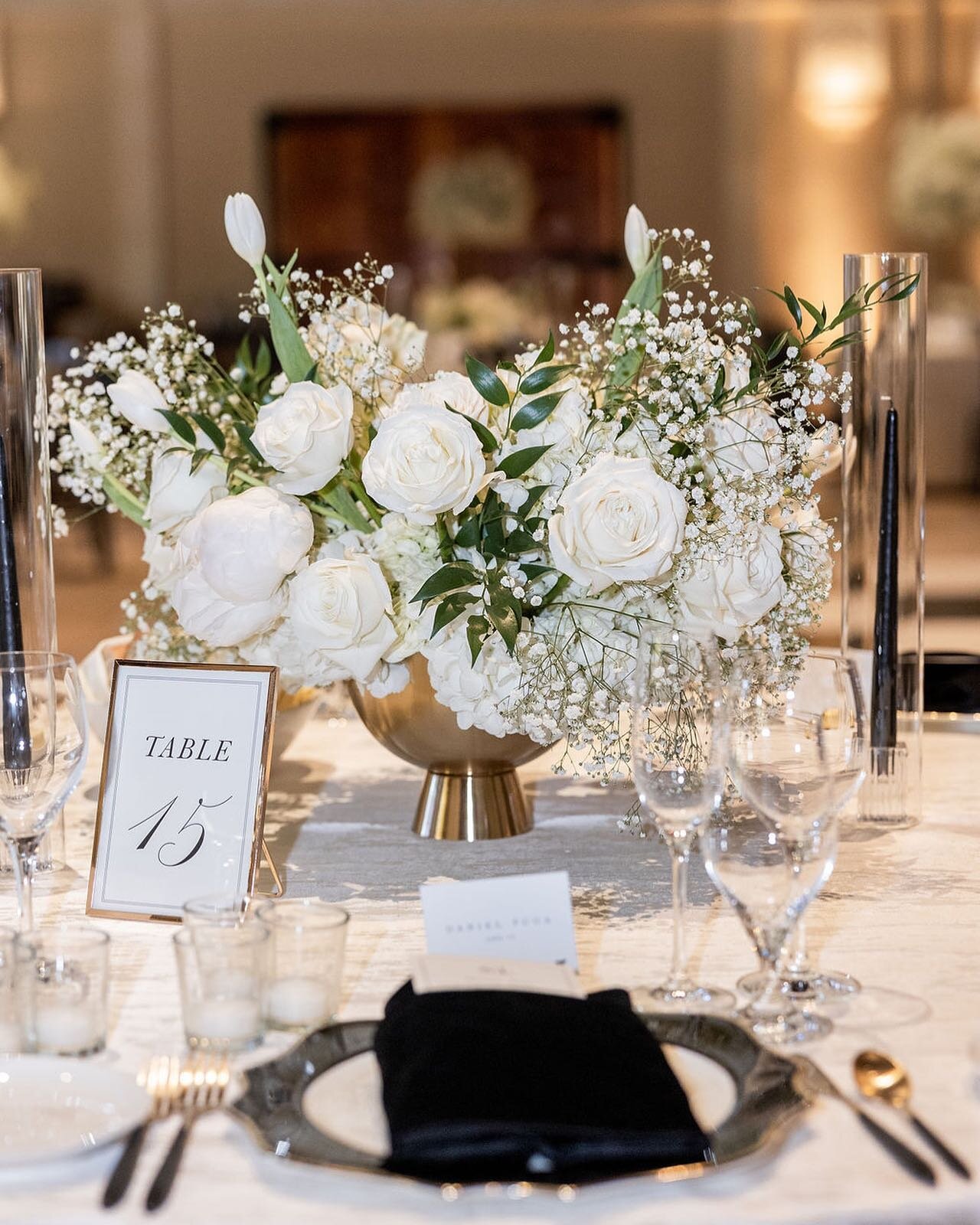 Forever obsessed with white florals and black accents 🖤