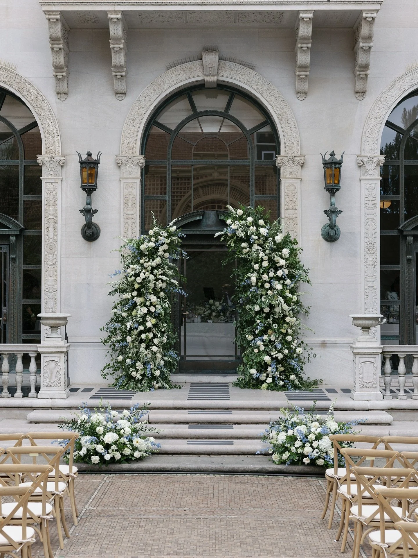 Blue never looked this good &bull;
Vows, views, and blooms in perfect harmony! 

Planner: Taylor Rae Weddings @taylorraeweddings 
Venue: Flood Mansion @floodmansion 
Catering: Global Gourmet Catering @globalgourmetcatering 
Floral : LC Floral Design 