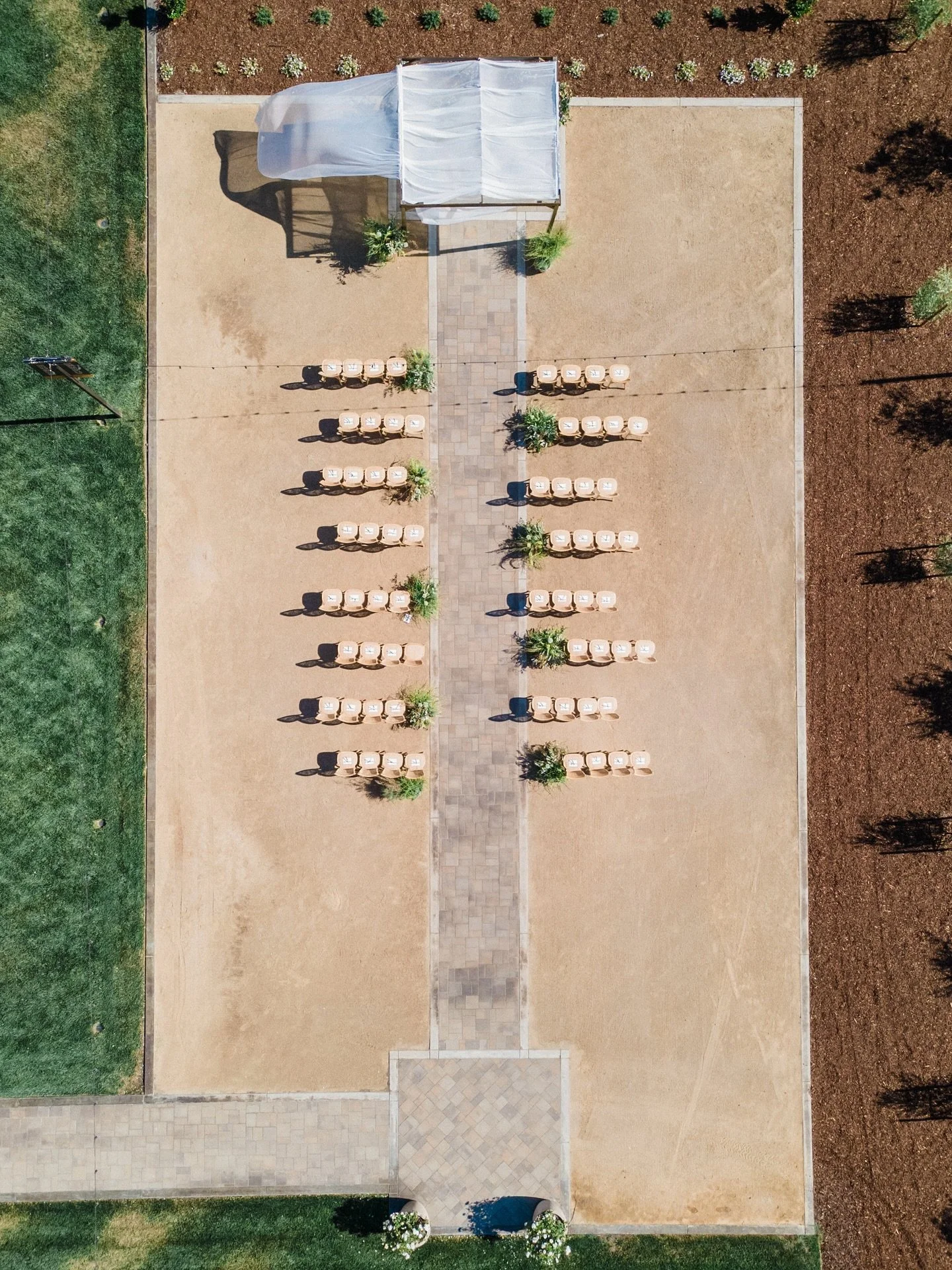 Ceremony design as art. With sculptural greenery and soft movement, this aisle becomes more than a path, it&rsquo;s an experience!

Photography: @julepgirl and @redeyecollection 
Planning and design: @plantobewowed 
Rentals: @trendeventcollections 
V