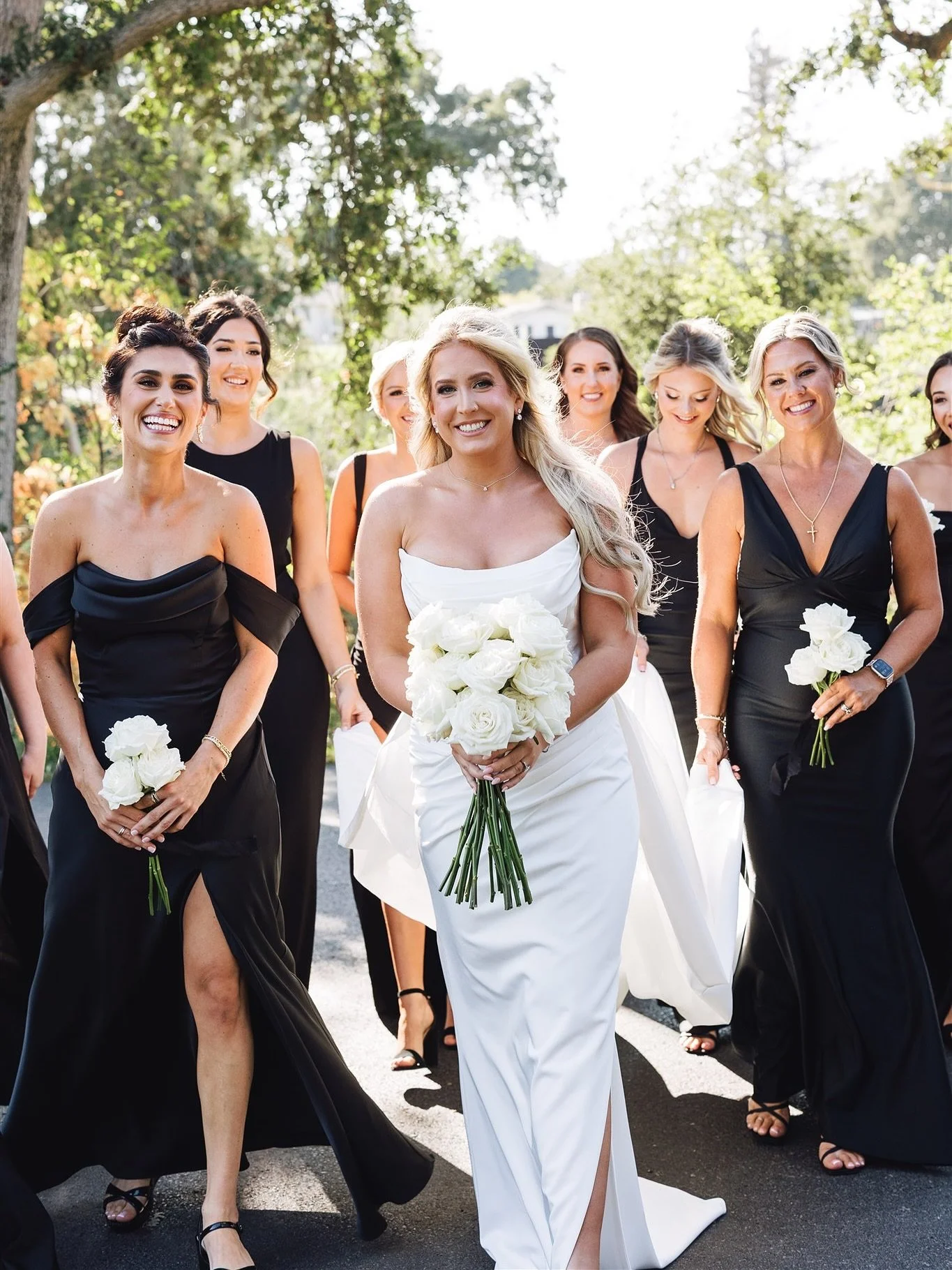 Because every bride deserves a bridal party this iconic 🤍🖤