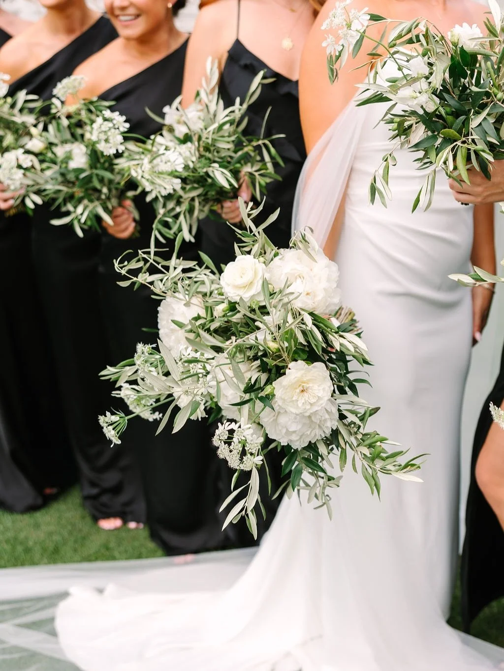 Olive branch as the only greenery focal point will forever be a favor of mine, it&rsquo;s timeless, clean and classic 🩶