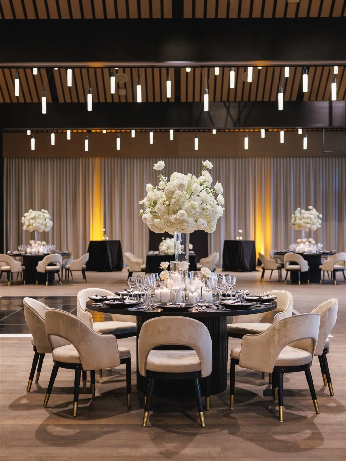 When the vibe is white + black + lots of candle light 😍

@coledrakeevents 
@genevievenislyphoto
@stanlyranchauberge
@blushtype 
@brighteventrentals
@theonicollection
@bellabridalnv
@mybiggestadventure