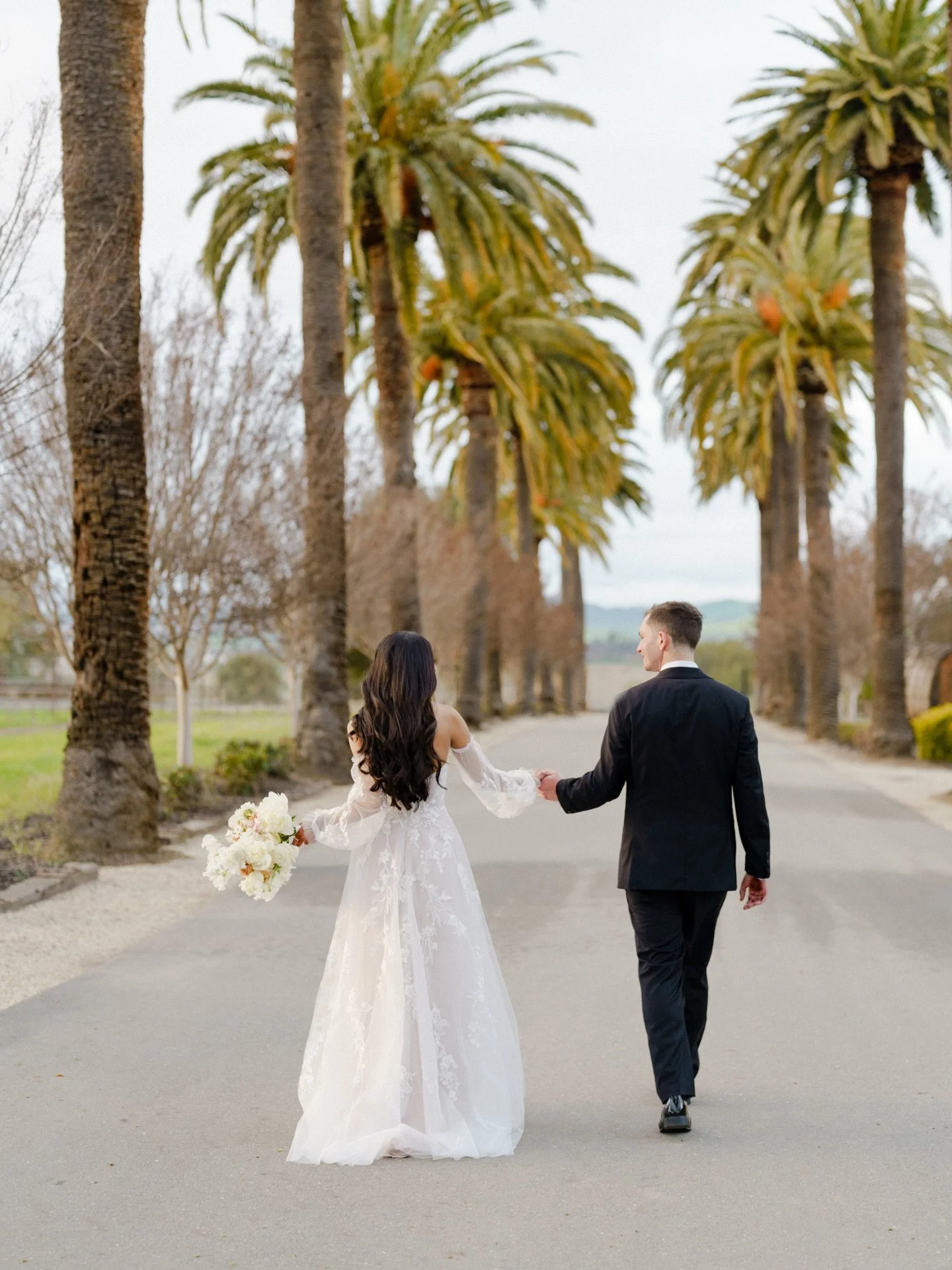 Some of my favorite florals - sweet peas, peonies, butterfly ranunculus + toffee roses 🤍