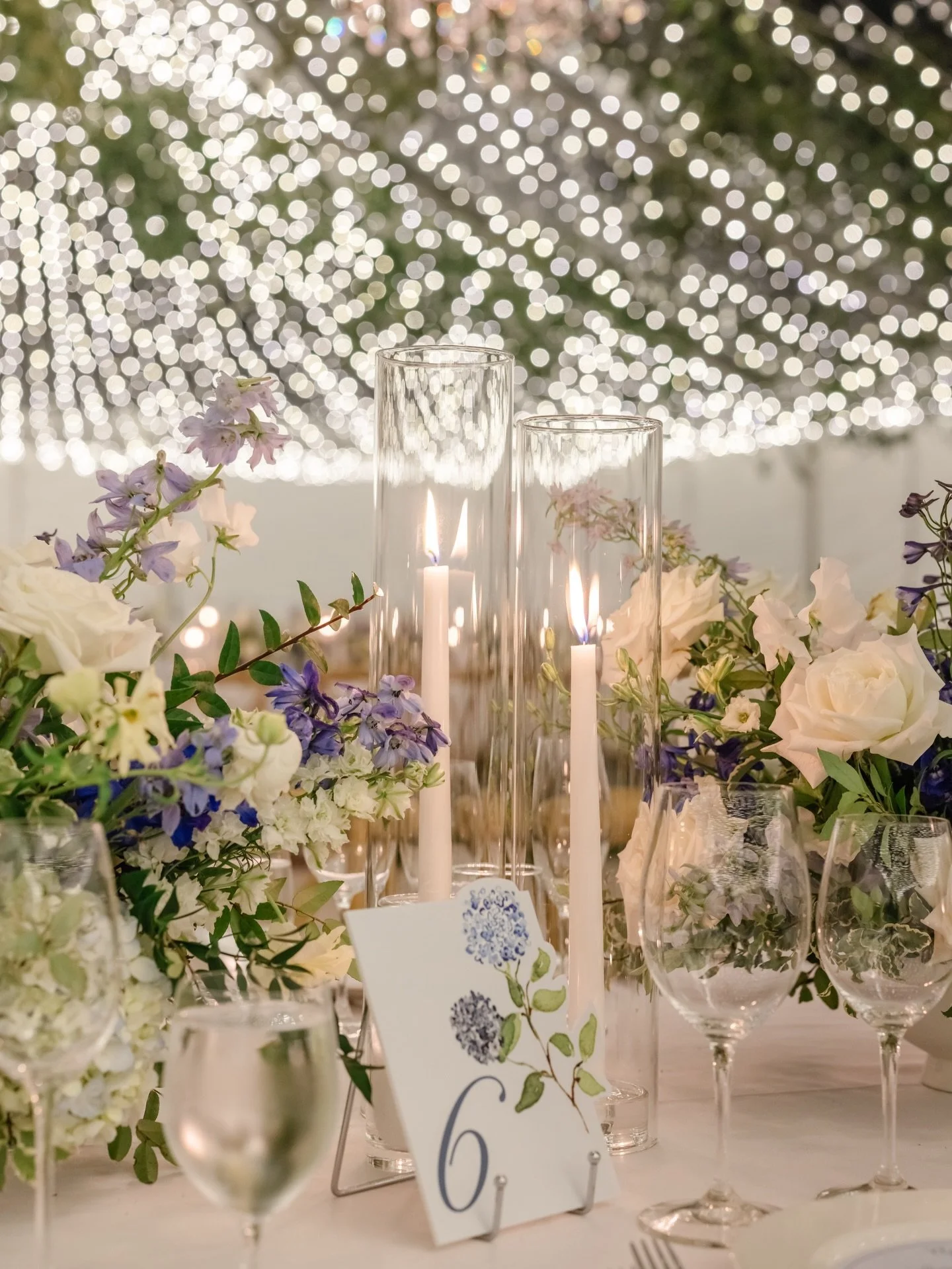 Twinkle lights + candlelight + lush blooms = total romance 🥰