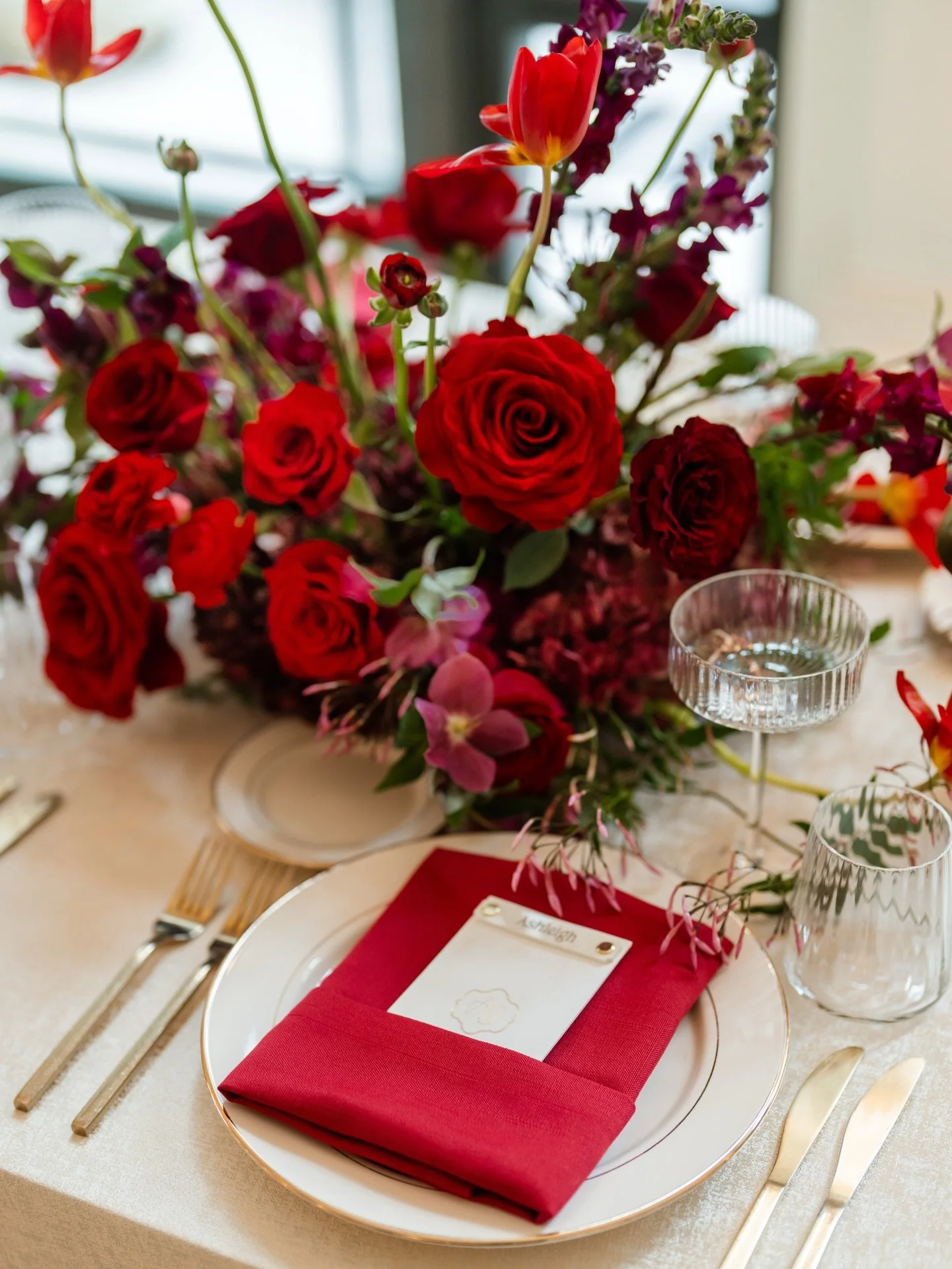 Monochromatic doesn&rsquo;t have to mean minimal.
Layers of crimson, scarlet, wine, and berry tones created a tablescape that felt rich, romantic, and full of depth - proof that staying within one color story can still make a statement.

The movement