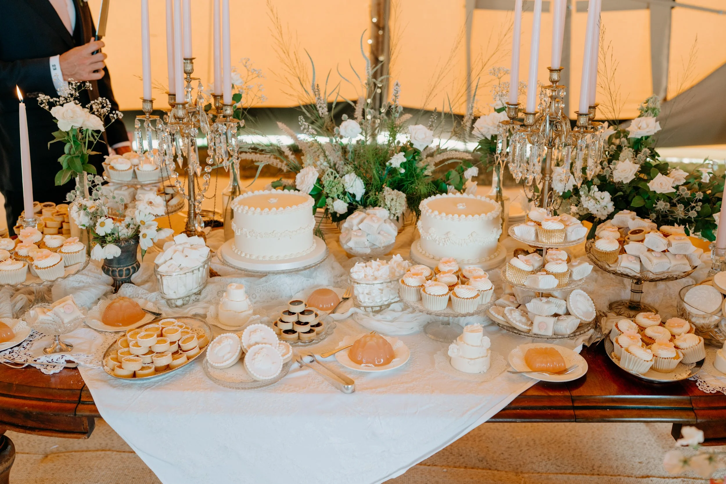 vintage piped wedding cakes