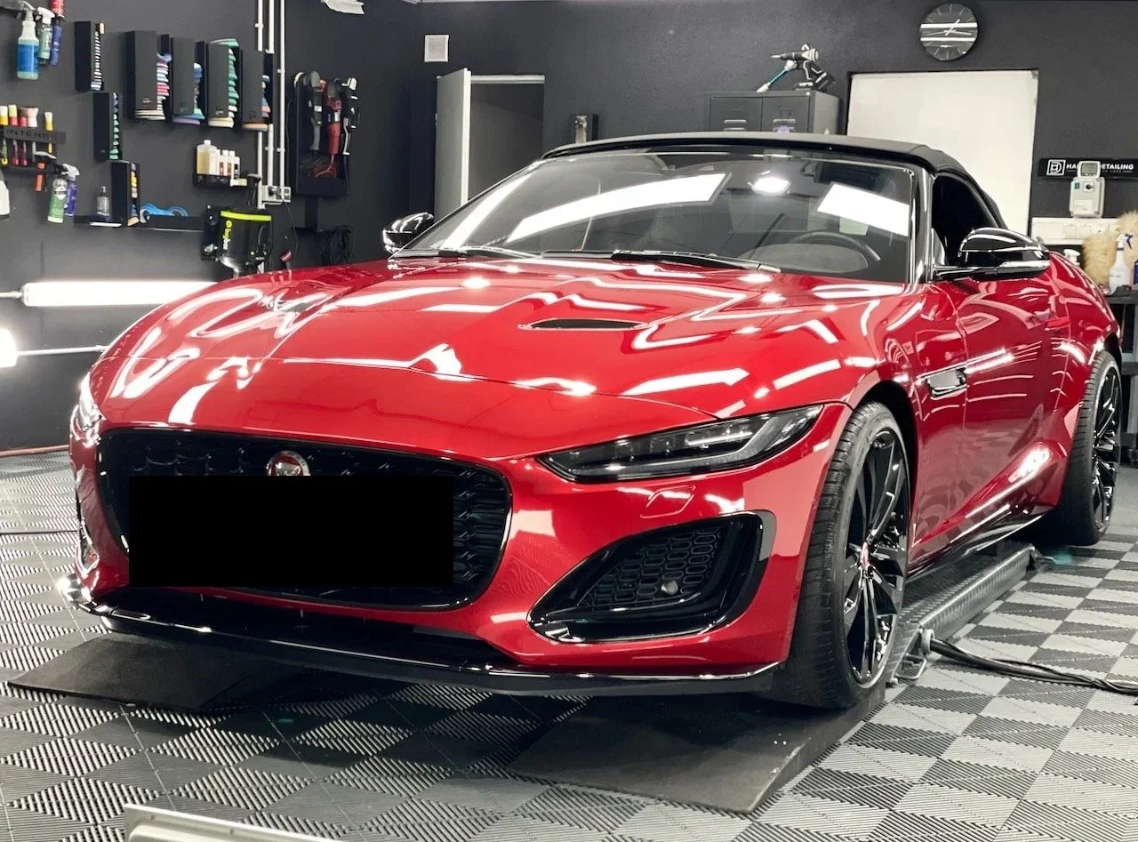 Jaguar F-Type Cabrio nach mehrstufiger Lackkorrektur und Keramikversiegelung – Frontansicht in der Werkstatt