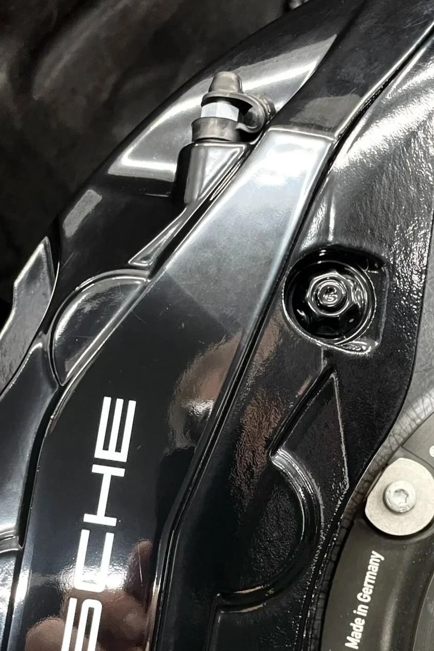 Porsche Bremssattel 50/50 – polierte und unpolierte Oberfläche