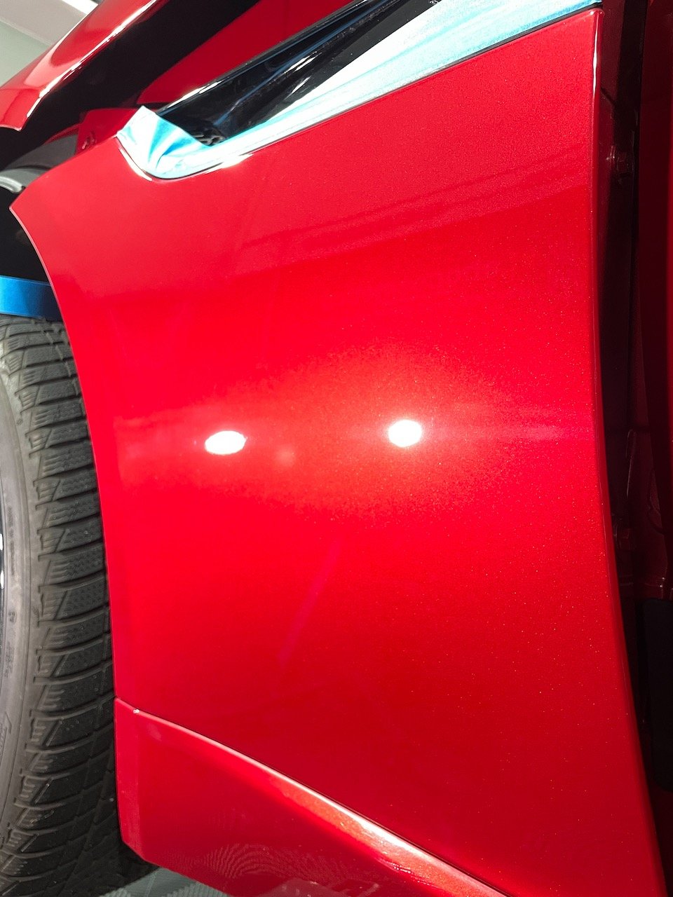 Jaguar F-Type Kotflügel nach mehrstufiger Lackkorrektur, klares und swirlfreies Lackbild