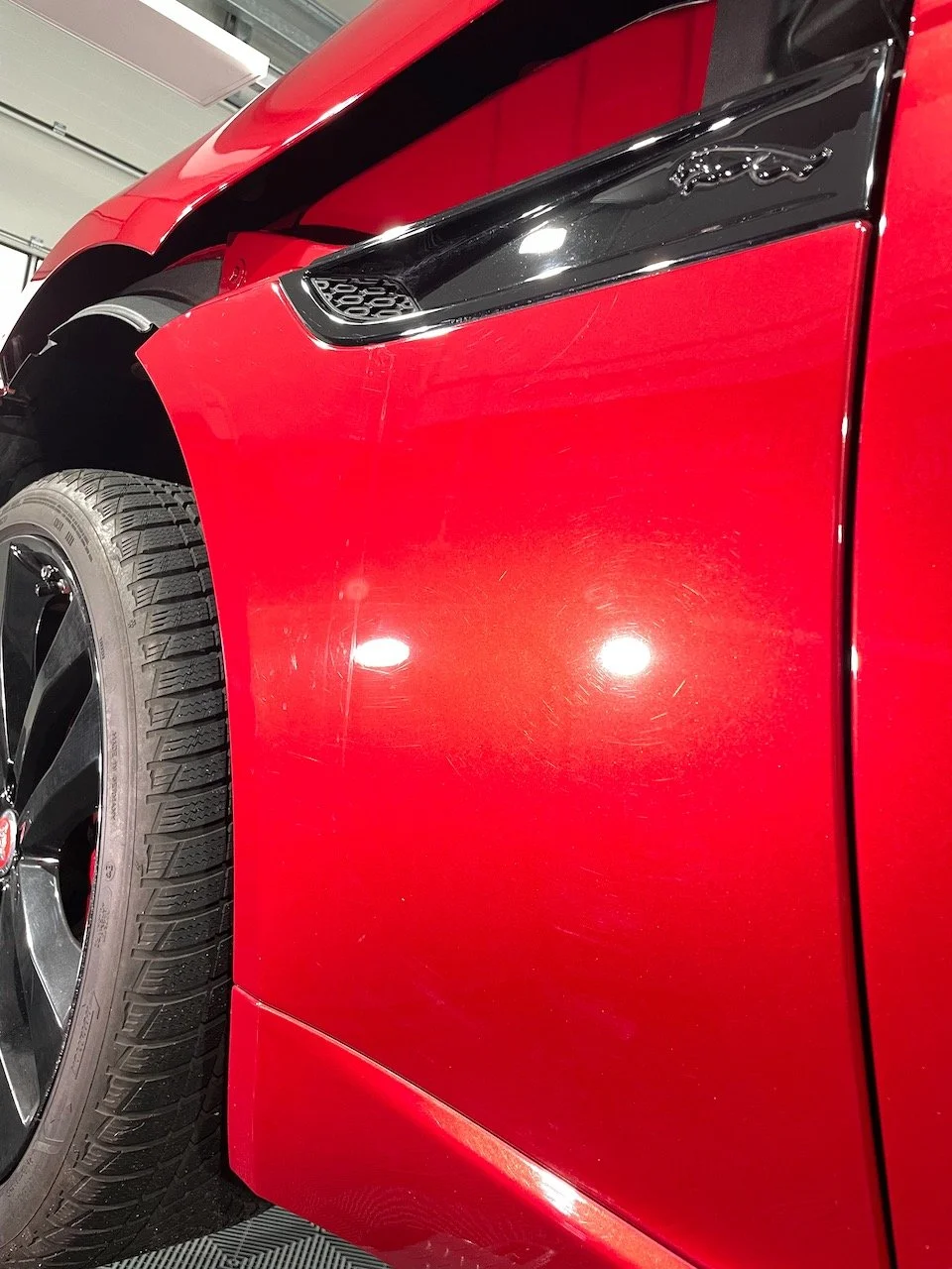 Jaguar F-Type Kotflügel vor der Lackkorrektur mit sichtbaren Kratzern