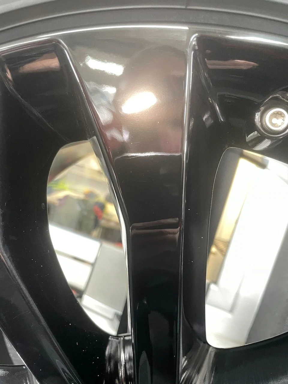 Jaguar F-Type Felge nach Politur und Keramikversiegelung, spiegelglatt und swirlfrei