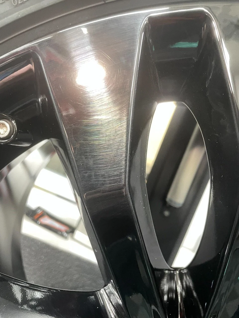 Jaguar F-Type Felge vor der Politur mit sichtbaren Kratzern und Swirls