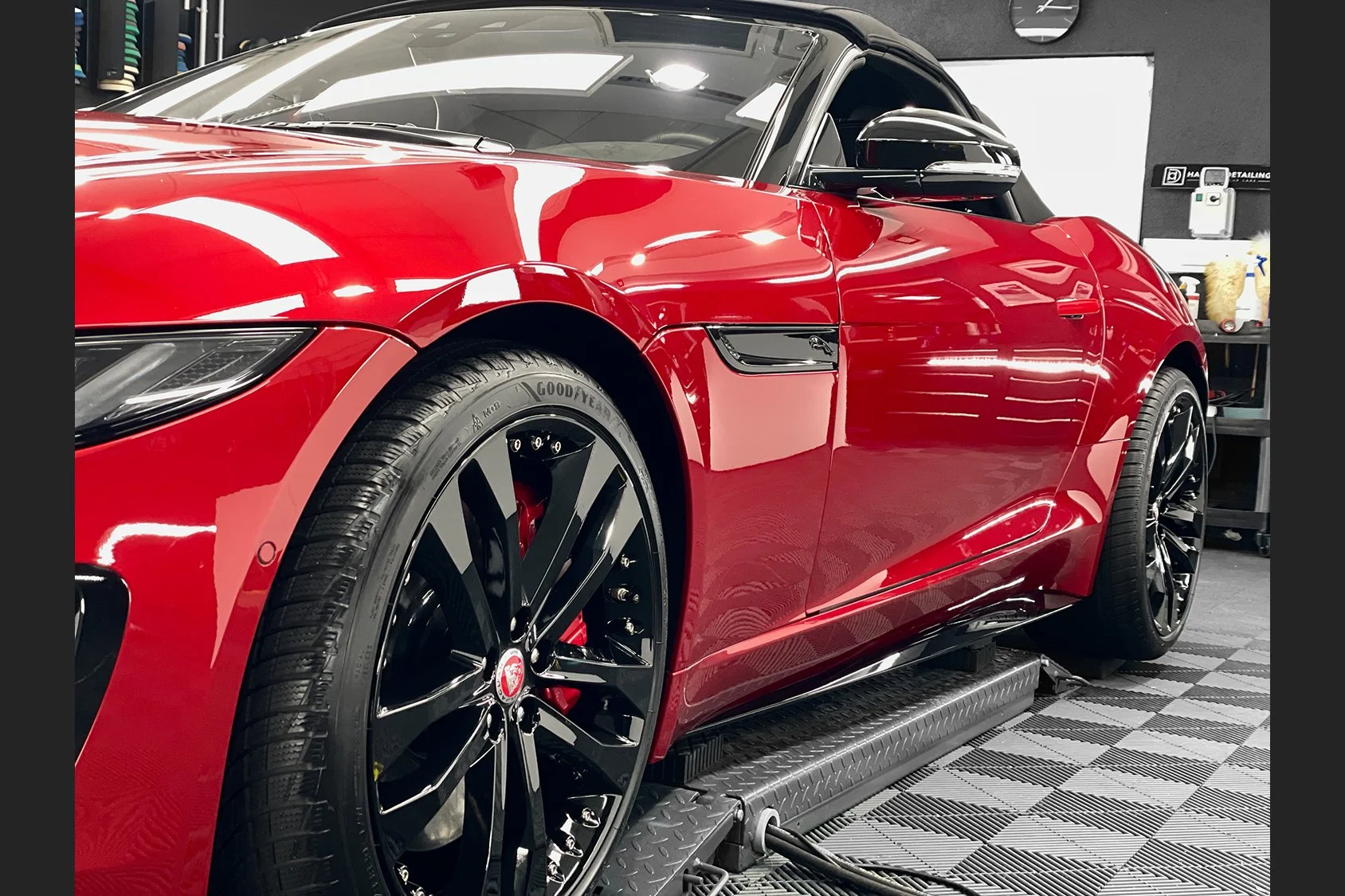 Jaguar F Type - Lack mehrstufig poliert und keramisch beschichtet. Felgen poliert und mit Bremssättel + Endrohren keramisch beschichtet. Seitenscheiben keramisch beschichtet, Cabrioverdeck imprägniert.