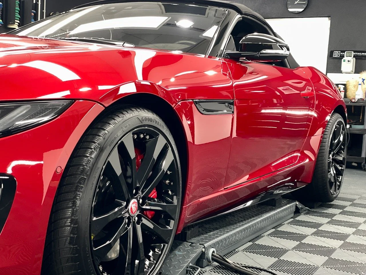 Jaguar F-Type nach mehrstufiger Lackkorrektur und Keramikversiegelung – fertiges Ergebnis in der Seitenansicht