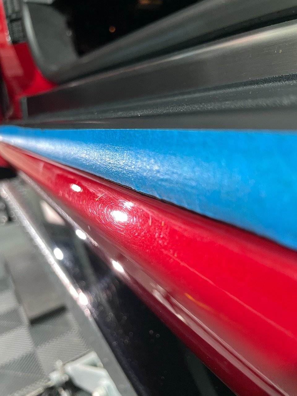 Jaguar F-Type Seitenschweller vor der Lackkorrektur mit Hologrammen unter Kontrolllicht