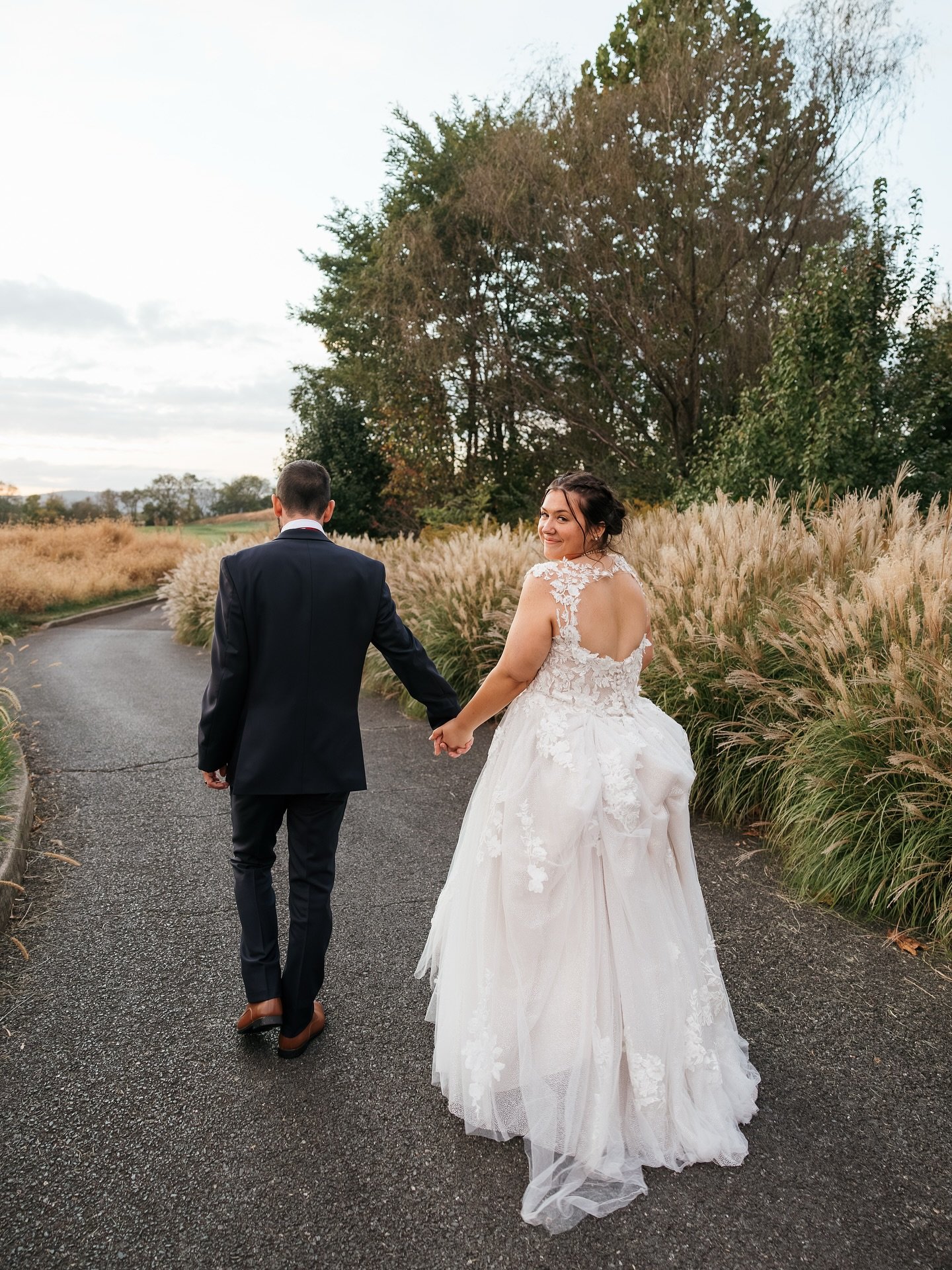 The Bergs &amp; their perfect day in Maryland a few weeks ago 🥹 

Venue: Maryland National Golf Club @marylandnationalweddings 
Florist: @homesteadfloralweddings