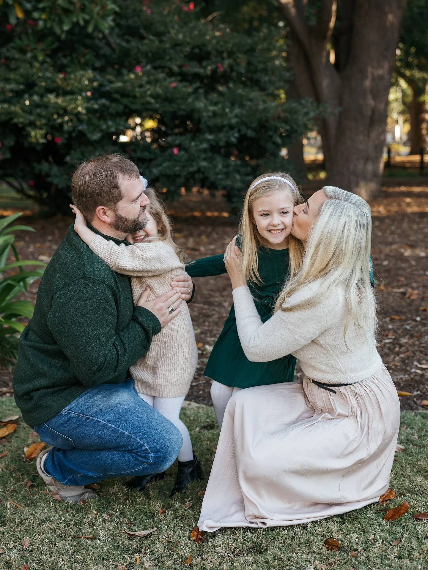 tis the season for family photos &amp; allllll the giggles 🤭🍁