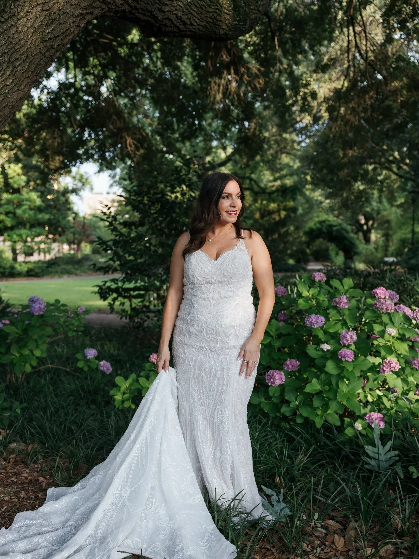 This is my official petition for spring to be here for good already pls 🌸 

The gardens were blooming to perfection right around Ellen&rsquo;s bridal portraits last year, and so was she!!!!